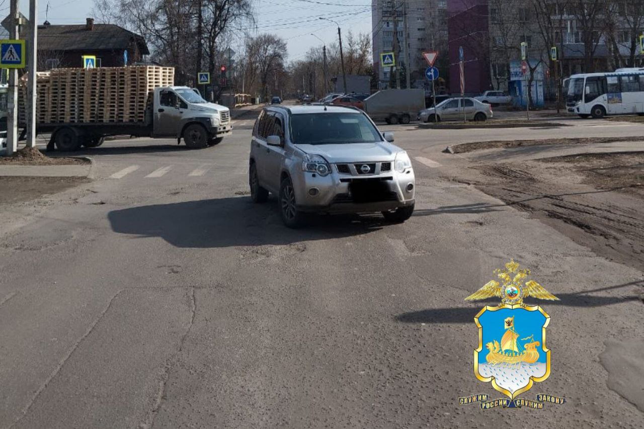 Госавтоинспекция УМВД России по г.Костроме проводит проверку по факту ДТП в котором пострадал 3-летний ребенок. 15 апреля 2025 года в 8 часов 55 минут на регулируемом перекрестке Рабочий проспект и ул 8 Рабочая областного центра водитель автомобиля Ниссан при повороте налево не предоставил преимущество в движении автомобилю Газ. В результате столкновения автомобиль Ниссан отбросило и он совершил наезд на двух пешеходов: девушку 2000 г.р и ее дочку 2022 г.р., которые переходили проезжую часть дороги по регулируемому пешеходному переходу на разрешающий сигнал. В результате ДТП пешеходы получили травмы, доставлены в медицинское учреждение. Госавтоинспекция города Костромы призывает водителей быть предельно внимательными за рулем, избегать спешки, не допускать опасных манёвров, соблюдать безопасную дистанцию и боковой интервал. #Кострома #МВД #Госавтоинспекция