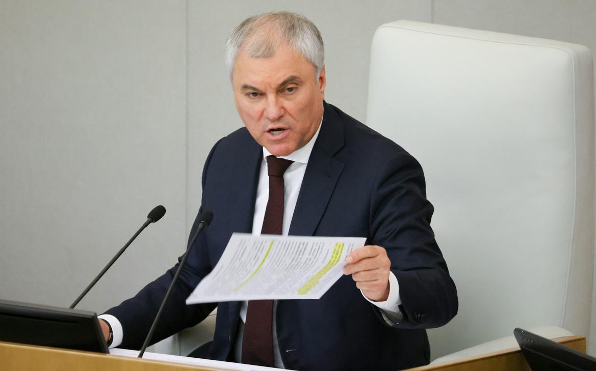 Поправка о бумажных бюллетенях в избирательной системе Состоялся важный шаг в направлении модернизации избирательной системы. Председатель Госдумы Вячеслав Володин предложил поправку, подразумевающую использование бумажных бюллетеней при электронном голосовании. Поправка, одобренная комитетом по госстроительству, уточняет, что голосование на бумажных носителях будет обязательным. Эти изменения начнут применяться с 2026 года на всех выборах и референдумах. Эта мера направлена на обеспечение прозрачности выборов и защиты интересов избирателей.