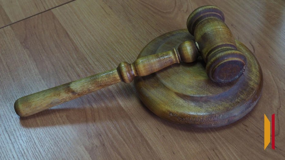 В Новоусманском районе мужчину оштрафовали за экстремистскую страницу в соцсети Вынесли приговор 35 летнему жителю села Новая Усмань Мужчина являлся администратором страницы в социальной сети на которой размещали материалы пропагандирующие атрибутику и символику экстремистской организации АУЕ На суде житель Новой Усмани признал свою вину Мужчина заявил что удалит все экстремистские материалы В итоге его оштрафовали на 1 тыс рублей Решением Верховного суда РФ общественное движение Арестантское уголовное единство АУЕ признано экстремистским его деятельность на территории Российской Федерации запрещена Подписывайтесь на канал РИА Воронеж в Мах