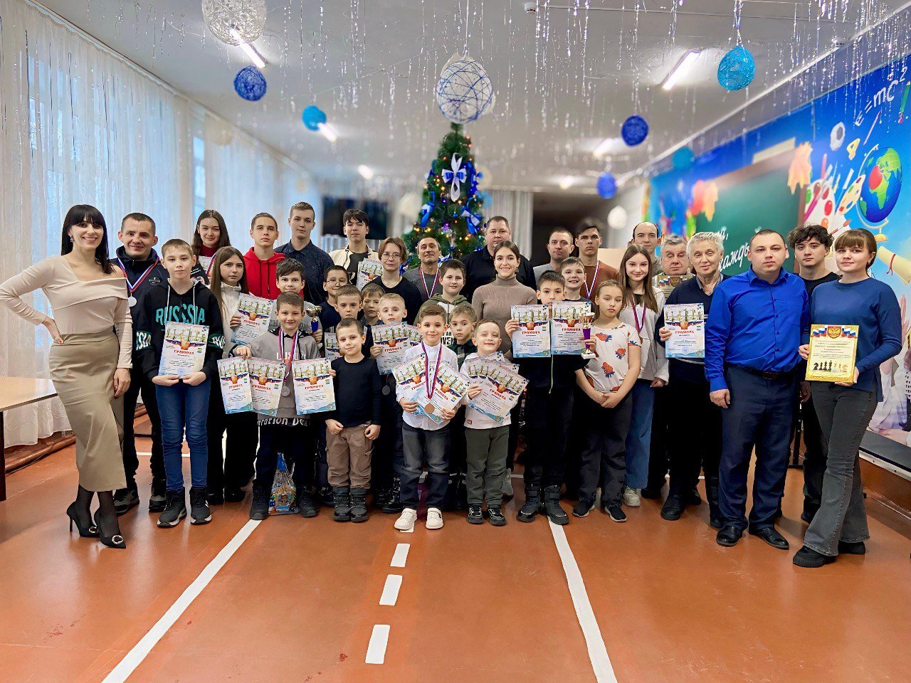 6 января в школе села Пригородное Белогорского муниципального округа Амурской области прошел традиционный Рождественский командный турнир. Участие в нем приняли 42 шахматиста из Благовещенска, Белогорска, Свободного, Циолковского, Белогорского, Серышевского муниципальных округов.  Общий зачет:    Белая ладья  г. Свободный, в составе: Еникеев Рамазан, Еникеев Искандар    Спортивная школа - 1  г. Белогорск, в составе: Кондратенко Евгений, Феничев Никита     Королевская гвардия  г. Благовещенск, Тютюнник Анастасия, Никифоров Даниил    Победители и призеры были награждены грамотами, медалями, кубками, сладкими призами от партнеров турнира и директора школы Татьяны Волобуевой.    Федерация шахмат и шашек Амурской области