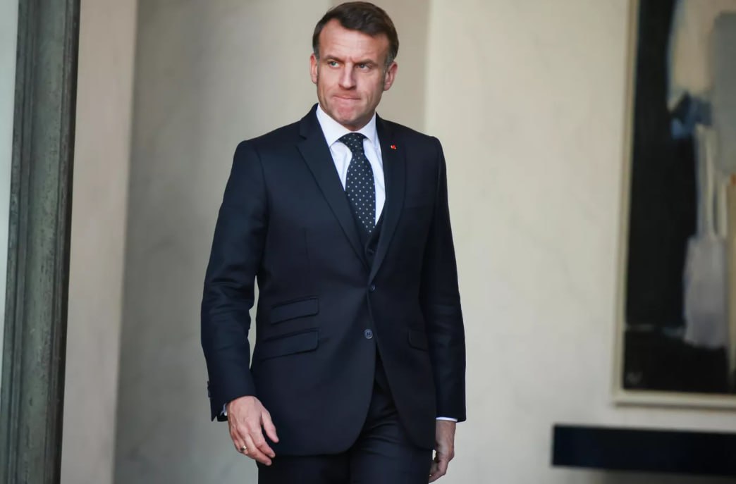 Эпштейн упоминал в переписках бойфренда Макрона Мне показали фотографию бойфренда Макрона Ах лицемерие написал финансист одному из собеседников документы опубликовал Минюст США Собеседник Эпштейна в ответ спросил его была ли это фотография некоего солдата Финансист добавил что помимо фотографии бойфренда Макрона ему показали другие пикантные детали Движение ЛГБТ запрещено в России