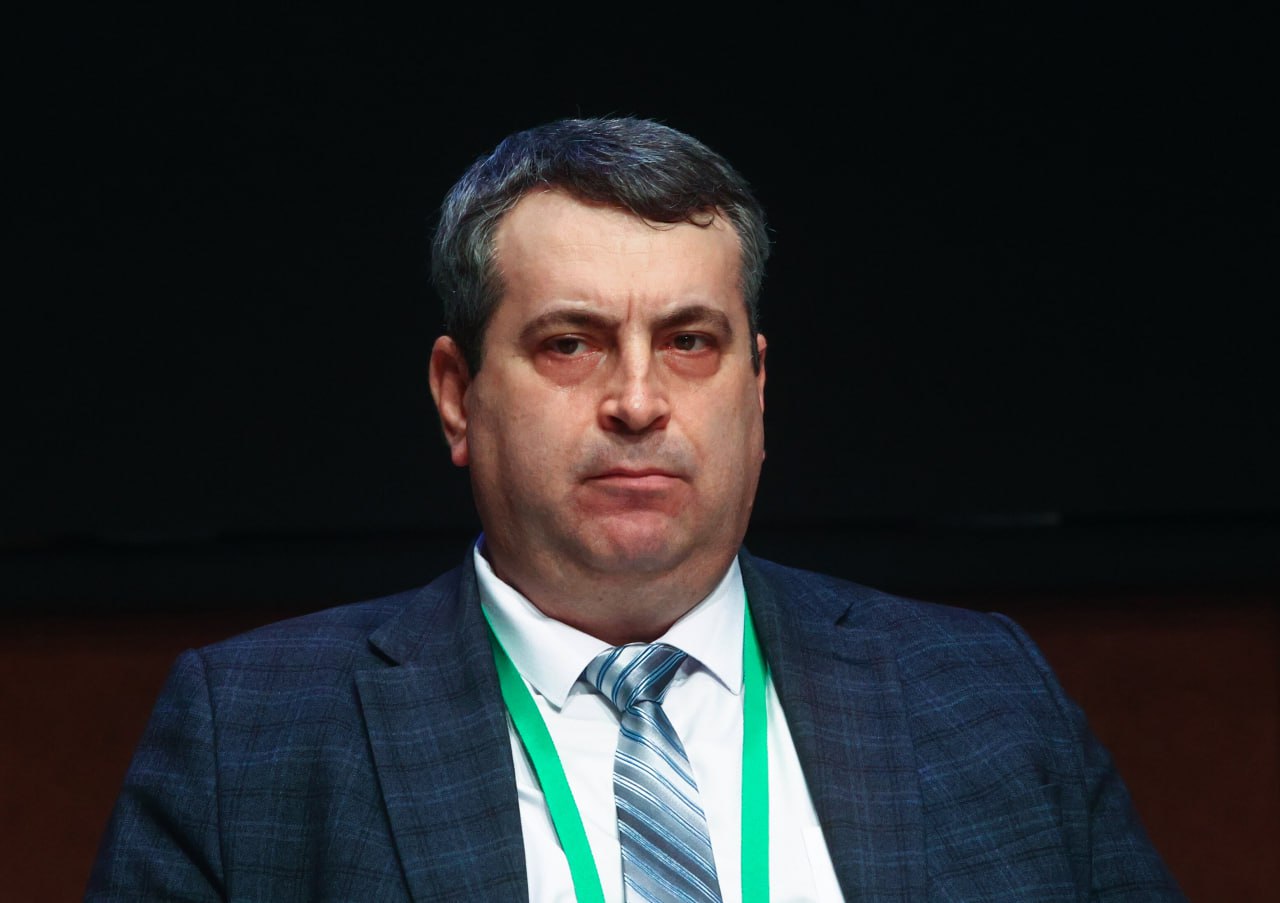Суд арестовал замглавы департамента Минтранса Луговенко Мещанский суд Москвы арестовал заместителя директора департамента госполитики в области автомобильного и городского пассажирского транспорта Минтранса России Владимира Луговенко. Об этом сообщает пресс-служба судов общей юрисдикции Москвы. Луговенко предъявлены обвинения по статьям о превышении должностных полномочий и ограничении конкуренции. Мужчина будет находиться в СИЗО по меньшей мере два месяца, следует из постановления суда. «Суд отказал в удовлетворении ходатайства стороны защиты об избрании в отношении Луговенко иной меры, не связанной с содержанием под стражей», — заявили в пресс-службе инстанции. В министерстве Луговенко курировал реформу пассажирского транспорта, разработку изменений в ПДД и реформу средств индивидуальной мобильности : Ярослав Чингаев / Агентство «Москва»
