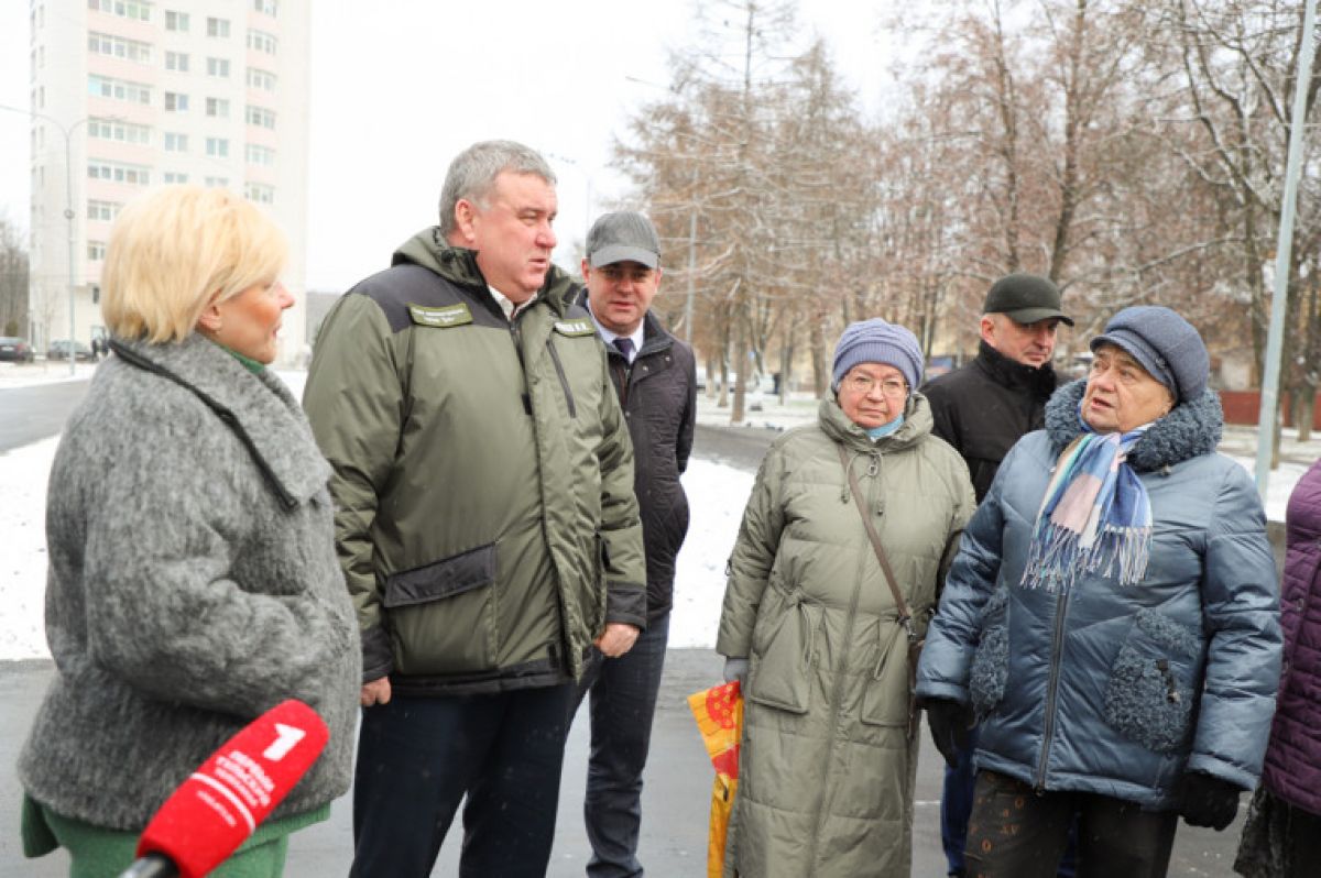 Илья Беспалов Благоустроенные территории делают наш город комфортным для проживания и повышают туристический потенциал newstula ru fn 1768085 html 10 декабря Илья Беспалов осмотрел общественное пространство после проведенных работ В этом году по муниципальной программе комплексного благоустройства была приведена в порядок нижняя часть сквера Здесь были реконструированы зона отдыха и детская игровая зона заменен бордюрный камень уложено новое асфальтовое покрытие созданы клумбы установлены скульптуры Чебурашки и кота Леопольда Прислать новость Подписаться Мы в MAX