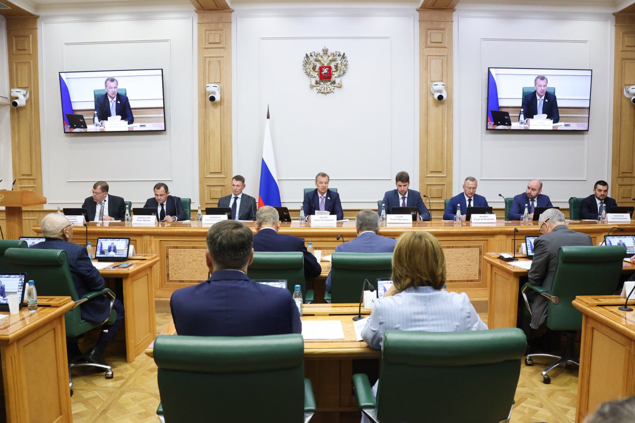 До конца 2025 года Минсельхоз России планирует завершить работы по созданию единой карты-схемы земель сельхозназначения и Единой почвенной карты РФ в соответствии с новыми механизмами использования и охраны этих земель. Вопросы реализации этих масштабных проектов, а также доработки соответствующей законодательной базы обсуждали сегодня на Совете по вопросам АПК и природопользования. Очень важно во всех этих процессах учитывать специфику наших регионов и делать для них исключения. Например, не устанавливать границы земель сельхозназначения до того, как будет завершена градостроительная документация и мастер-планы по развитию городов и регионов в целом, что может растянуться на год-полтора. Напомнил об этом заместителю министра сельского хозяйства Андрею Разину, а также попросил его уделить внимание скорейшему разминированию сельскохозяйственных земель воссоединенных регионов. Кроме того, поддержал инициативу коллеги-сенатора Натальи Никоноровой, которая предложила внедрить упрощенную процедуру по вовлечению в оборот неиспользуемых и незарегистрированных сельскохозяйственных участков. Механизм предполагает создание их списка с возможностью исключения из него, если будет найден законный владелец, и передачу наделов из этого списка в аренду на срок до одного года с запретом на возведение объектов капитального строительства и выращивание многолетних культур. Этот механизм уже был протестирован в ДНР и показал свою эффективность. Его можно было бы использовать во время переходного периода до 2028 года.