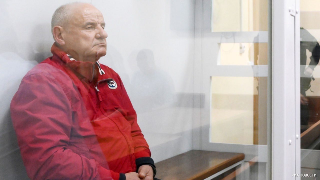 СК завел на бывшего заместителя министра обороны РФ Павла Попова уголовные дела о взятках на сумму более 30 млн рублей, сообщает ТАСС со ссылкой на правоохранительные органы. Обвинение ему пока не предъявлено в связи с состоянием здоровья, Попов находится в больнице.