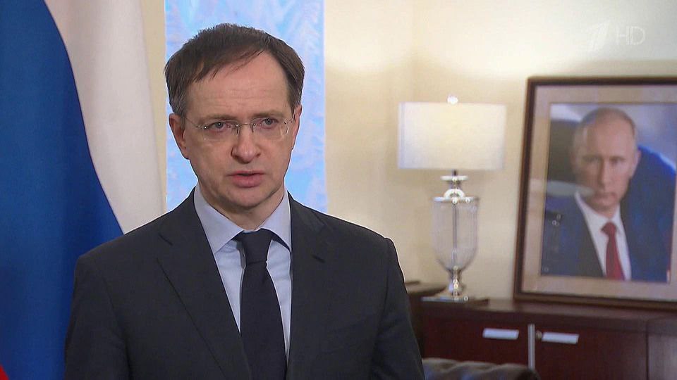 Мединский рассказал, что русские и украинцы - это один народ. Поэтому возглавляемое им Российское военно-историческое общество не создает отдельного контента для украинских детей. «Когда мы создаем исторический контент, мы не отделяем украинских детей от русских и не производим некий специфический "украиноориентированный" продукт. Мы уважаем, более того - знаем и любим историю талантливого и трудолюбивого народа древних русских земель по обе стороны Днепра, Новороссии и Крыма. Мы - один народ». Это не первый раз, когда Мединский называет русских и украинцев одним народом. Недавно он, например, сравнивал их с братьями, которые ссорятся «о том, кто умнее и важнее». До этого Мединский называл Украину «неотъемлемой частью русского мира» и признавался в «огромной любви к этой земле».