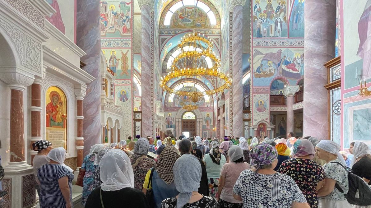 В Самару на 2 дня привезут мощи Святителя Тихона В конце июня областная столица станет частью масштабного духовного события — в город прибудет ковчег с мощами Святителя Тихона, Патриарха Московского и Всея России. Это произойдет в рамках всероссийского принесения святыни, посвященного 100-летию со дня его кончины. Об этом сообщил официальный сайт Самарской Митрополии. Когда и где можно поклониться мощам? 29 и 30 июня ковчег будет находиться в Софийском соборе Самары. Доступ для верующих открыт: 29 июня — с 09:00 до 20:00 30 июня — с 08:00 до 18:30 В эти же дни в храме пройдут молебны с акафистом в 12:00 и 15:00. 22 июня в 15:00 в Софийском соборе откроется выставка, посвященная жизни и духовному наследию Патриарха Тихона. А 29 июня в 13:00 состоится бесплатный концерт в его честь. Святитель Тихон возглавлял Русскую Церковь в тяжелейшие годы гонений, сохранив веру миллионов людей. Ему молятся о смирении, терпении, мудрости и укреплении в вере. Православный журнал "Фома" утверждает, что обращаться к Святителю Тихону уместно в любой ситуации, которая требует от нас смирения, веры и любви — качеств, без которых трудно или даже невозможно постичь волю Божию. : ГТРК Самара