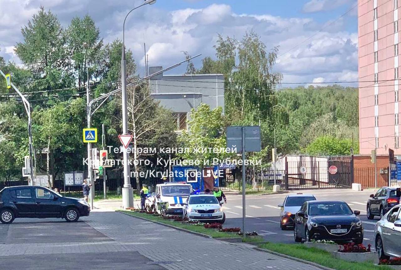 Рейд среди водителей электросамокатов, велосипедов и других СИМ проведут в Москве с 12 по 15 июня Сотрудники ГАИ расскажут об основных правилах передвижения, а также использовании защитной экипировки. Переходи на телеграм канал районов Крылатское-Кунцево Крылатское Live @ KrylatskoeLIVE