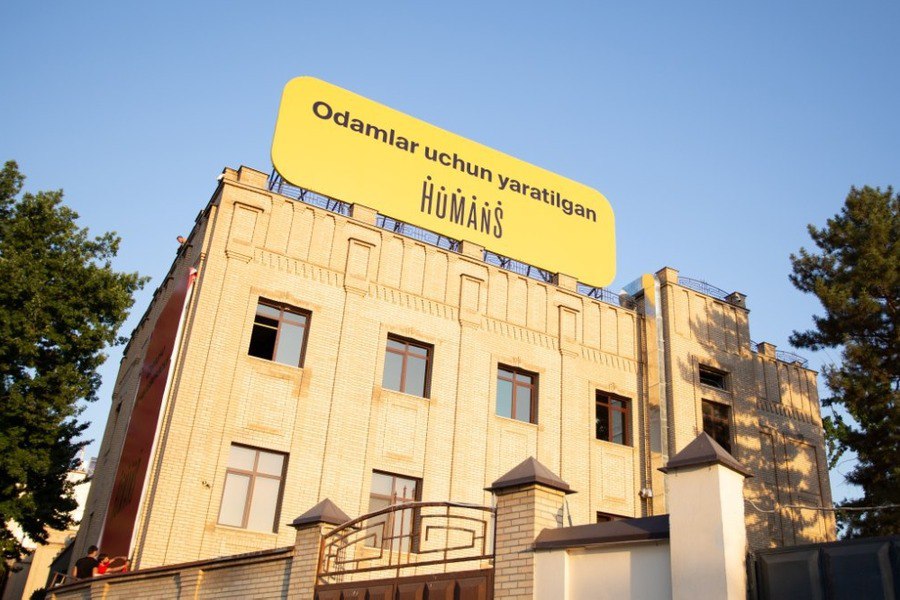 Через приложение Humans похищены средства более чем 2000 человек Общий объем похищенных средств составил около 7 млрд сумов сообщил источник Kun uz Центральный банк завершил проверку в платежной организации Paylov и направил заключение в столичное ГУВД Возбуждено уголовное дело ведутся следственные действия Через приложение Humans были похищены средства более чем 2000 пользователей на общую сумму около 7 млрд сумов Об этом сообщил источник Kun uz Хищение произошло в начале декабря 2025 года Тогда компании Humans и платежный сервис Paylov выступали со взаимными обвинениями 7 января Центральный банк сообщил о завершении проверки в платежной организации Octogram Акционерное общество предоставлявшей платежные услуги компании Humans и работающей под торговой маркой Paylov По итогам проверки подготовленная справка была направлена в Министерство внутренних дел для дачи правовой оценки и принятия мер в рамках компетенции В Центральном банке отметили что пострадавшим гражданам необходимо обращаться в правоохранительные органы По информации пресс секретаря министра внутренних дел Шохруха Гиясова предоставленной Kun uz по данному факту возбуждено уголовное дело по статье 169 части 4 пункту а Уголовного кодекса кража в особо крупном размере В настоящее время Следственный департамент при Министерстве внутренних дел проводит первоначальные следственные действия ТГ канал uzbekfintech