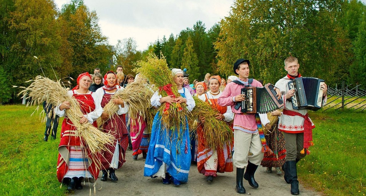 В Республике запускается программа «Земский работник культуры» Правительство ЛНР утвердило Порядок предоставления единовременных компенсационных выплат работникам культуры, прибывшим переехавшим на работу в сельские населенные пункты, рабочие поселки, поселки городского типа, либо города с числом жителей до 50 тысяч человек По словам министра культуры ЛНР Романа Олексина, к реализации программы «Земский работник культуры» предполагается привлечь в сельские учреждения культуры на территории Республики не менее 30 профильных специалистов. Каждый из них получил по 2 млн рублей. «В ближайшее время приказом Министерства культуры будет утвержден перечень вакантных должностей и проведен конкурсный отбор кандидатов», - пояснил министр. По результатам конкурса будет утвержден список победителей, которым будет предоставлена компенсационная выплата. Он будет опубликован на сайте Минкультуры ЛНР. Напомним, инициатором запуска программы стал Президент Владимир Путин.