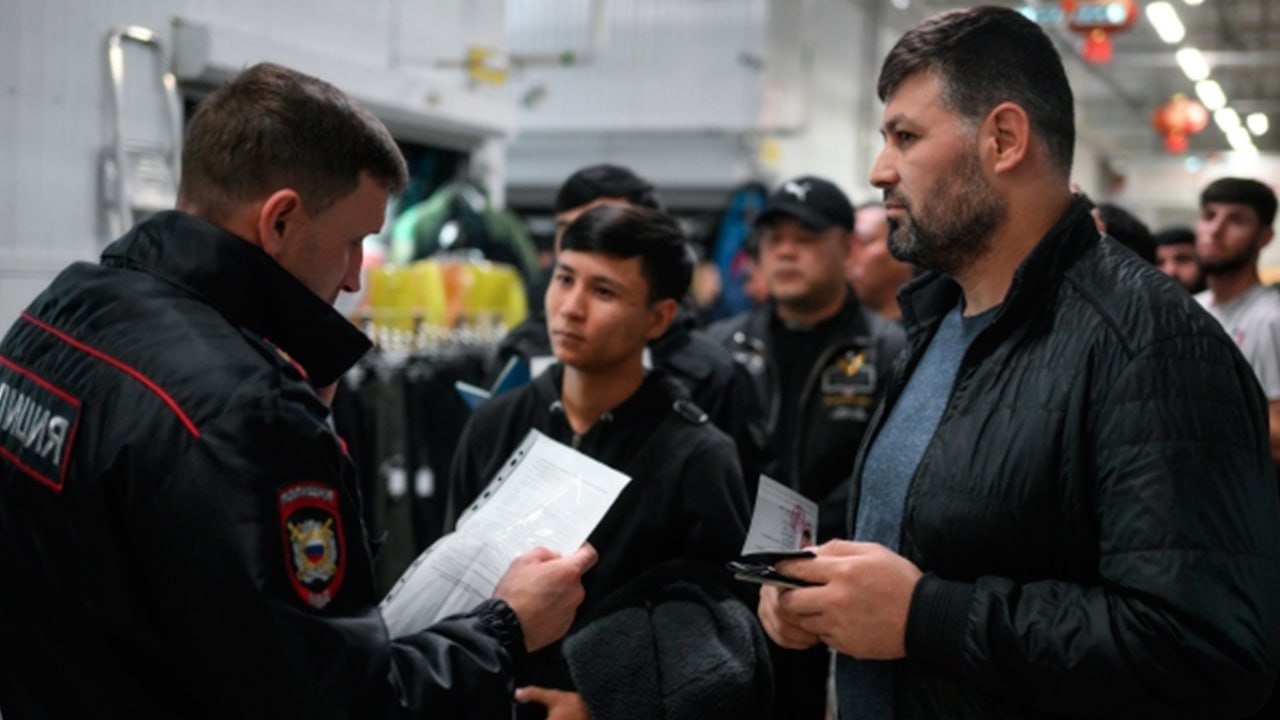 За январь сентябрь 2025 года российское гражданство получили 110 8 тыс человек на 30 1 меньше чем за аналогичный период 2024 го следует из материалов МВД которые проанализировали Известия Здесь речь идет исключительно о приеме в гражданство иностранцев и лиц без гражданства пояснили в AVG Legal Рожденные в этот период дети даже если они автоматически получают российское гражданство в эту статистику не входят В топ 5 получателей российских паспортов входят представители Таджикистана Казахстана Украины Армении и Узбекистана заявили в центре Институт социального анализа и прогнозирования ИПЭИ Президентской академии По данным МВД власти приняли решение о прекращении гражданства в отношении свыше 1 3 тыс лиц Снижение выдач паспортов связано с ужесточением контроля в этой сфере отмечается в материалах МВД Еще одна причина в том что жители новых регионов активно вступали в российское гражданство в 2022 2024 м В этом же году тенденция уже начала замедляться На тренд повлияли изменения в законодательстве и правоприменении Власти пересмотрели условия для упрощенного получения гражданства и ужесточили контроль за теми кто ранее оформлял его через программы переселения разрешение на временное проживание РВП или вид на жительство ВНЖ но на самом деле не интегрировался в страну считают в AVG Legal В начале года усложнилось и получение РВП и ВНЖ Например разрешение на временное проживание в связи с браком с гражданином РФ теперь можно получить только после трех лет со дня свадьбы или при наличии общего ребенка Если брак признается фиктивным или расторгается миграционный статус аннулируется После получения РВП человек может оформить вид на жительство а уже потом получить паспорт Если условия выдачи первых двух документов ужесточаются то и стать гражданином России станет сложнее По словам экспертов натурализация иностранных граждан приезжающих в Россию все чаще рассматривается как фактор риска для устойчивости общества и государства В связи с этим приоритет отдается таким формам пребывания иностранцев которые предполагают временную работу в РФ с последующим возвращением в страну постоянного проживания Иностранцы рассматриваются прежде всего как трудовые ресурсы а не как будущие постоянные жители По данным МВД число иностранцев работающих по патенту выросло на 32 и превысило 1 9 млн Такой документ нужен гражданам безвизовых стран например Узбекистана Таджикистана и Азербайджана При этом работать человек может только в том регионе нашей страны в котором ему выдали этот документ В то же время по данным МВД за январь сентябрь этого года на 52 до 103 тыс возросло число выданных разрешений на работу Его оформляют компании для людей из визовых стран например Китая США Бельгии а также государств Африки Чтобы трудоустроить такого иностранца организация сначала должна получить разрешение на привлечение сотрудника а только потом оформить документ Кроме того увеличилось количество трудоустройств граждан стран ЕАЭС почти 730 тыс на 26 4 Иностранцы остаются востребованными на российском рынке труда в частности в таких сферах как ЖКХ строительство логистика и пищевая промышленность подчеркивают эксперты Многие компании зачастую закрывают вакансии как российскими так и иностранными рабочими Глобально Россия остается страной с массовой трудовой миграцией но несколько меняет вектор считают эксперты Гражданство становится привилегией для лояльных и культурно близких групп в то время как рынок труда остается открытым для иностранной рабочей силы но под растущим контролем государства Сокращение числа новых граждан следствие прошедшего пика действия упрощенных процедур и более тщательного отбора а рост количества выданных патентов и разрешений ответ на структурный дефицит кадров в экономике С начала 2025 го уровень безработицы находился на уровне 2 2 в августе он упал до рекордно низких 2 1 Однако в следующем месяце опять немного вырос и снова до 2 2