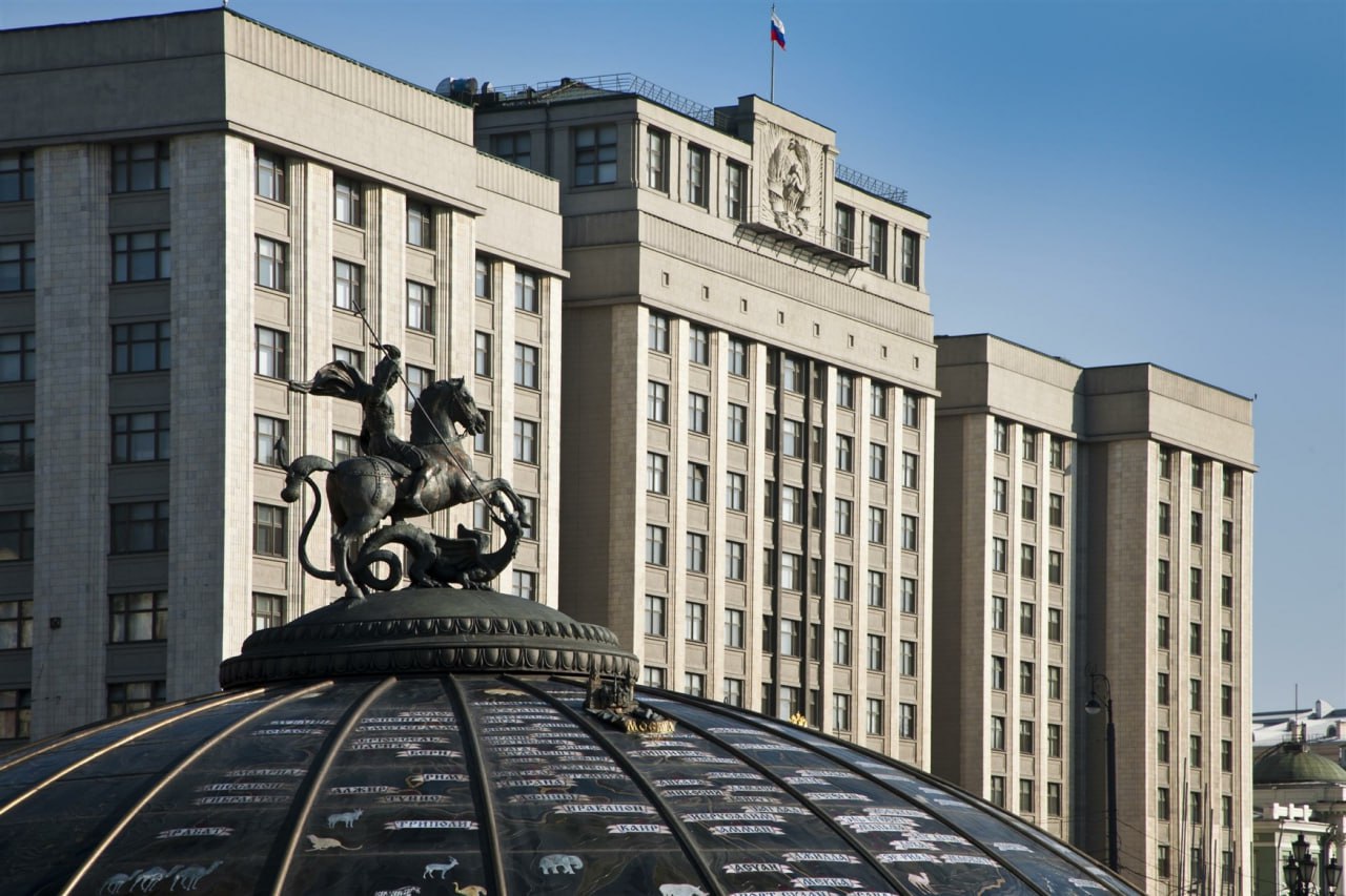 Государственная Дума приняла во втором и третьем чтениях закон, предусматривающий право пережившего супруга на временное пользование транспортным средством, принадлежавшим лицу, погибшему в связи с участием в СВО, отражением вооруженного вторжения или провокации на границе. Согласно принятым нормам, вдовы и вдовцы смогут получить у нотариуса специальное свидетельство на пользование автомобилем умершего супруга до вступления в наследство. Закон также прямо разрешает заключение договора ОСАГО на это транспортное средство. Это позволит семьям наших героев, погибших при защите Родины, беспрепятственно и на законных основаниях пользоваться необходимым автомобилем в сложный период оформления наследства, решая срочные бытовые вопросы. Водолацкий В.П.