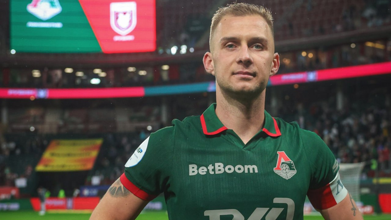 Спортивный директор Локомотива Дмитрий Ульянов рассказал подробнее о ситуации с контрактом Баринова Комментарий опубликовала пресс служба клуба Став новым генеральным директором Борис Борисович Ротенберг сразу возобновил переговоры с представителями футболиста и с самим игроком Итогом стало предложение нового четырёхлетнего договора соответствующего его игровым лидерским и капитанским качествам Сторона футболиста предложение отклонила В декабре ЦСКА было сделано предложение о выкупе прав на игрока основного состава Локомотива которое клуб не принял по спортивной и финансовой причинам news matchtv ФК Локомотив