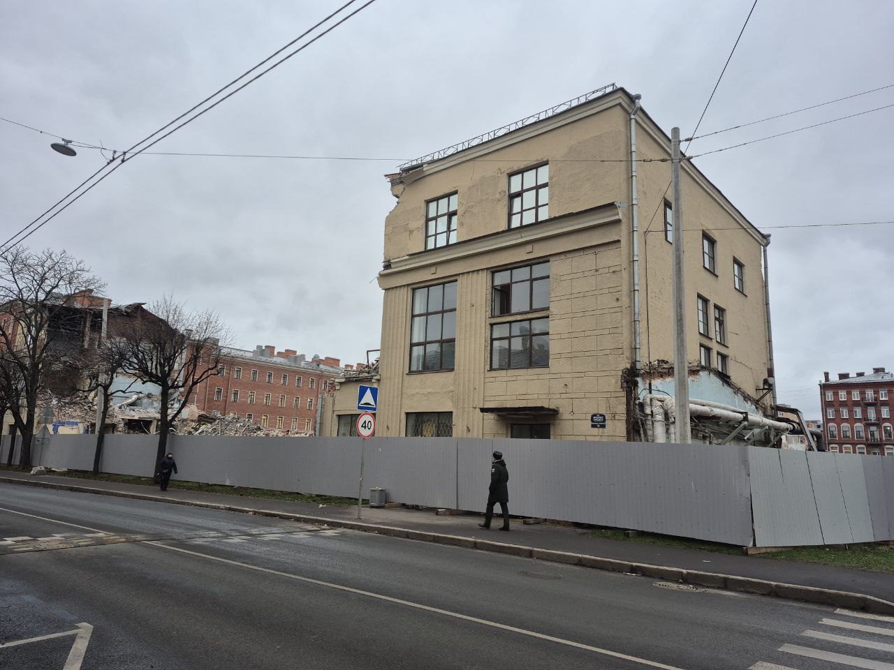 Следственный комитет повторно возбудил уголовное дело о сносе фабрики кухни Аналогичное преступление сейчас происходит в отношении Дома Лапина Следственный отдел по Петроградскому району вновь возбудил уголовное дело по ч 2 ст 243 УК РФ уничтожение или повреждение особо ценных объектов культурного наследия по факту сноса конструктивистского здания 5 й фабрики кухни ЛСПО на ул Красного курсанта 19 На данный момент фабрика кухня имеет статус объекта обладающего признаками объекта культурного наследия и ее снос строго запрещен федеральным законом 73 Об объектах культурного наследия Обращает внимание что Следственный комитет считает это здание особо ценным часть 2 статьи УК Здание 5 й фабрики кухни ЛСПО было построено в 1928 году известным архитектором П Д Бункиным и является памятником конструктивизма Позднее один из его фасадов по ул Красного курсанта был переосмыслен в стилистика сталинского ампира Уничтожить это здание ради последующей застройки участка с мая 2025 года пытается компания ЛСР Здесь предполагается новое многоэтажное строительство Ранее положительное заключение на включение здания 5 й фабрики кухни ЛСПО в состав выявленных объектов культурного наследия подготовила аттестованный эксперт Министерства культуры архитектор реставратор высшей категории Наталия Хлебникова Это уже второе уголовное дело по данному объекту Первое было возбуждено после попытки сноса здания на ноябрьских праздниках а позже было закрыто прокуратурой Абсолютно такая же трагедия как на фабрике кухне в эти дни разыгрывается у Дома Лапина на Рижском пр 24 Там Setl сносит особняк 1840 года постройки в отношении которого в КГИОП подано заявление о выявлении в качестве объекта культурного наследия Заявление подано только что сотрудники комитета еще ни разу не бывали в здании еще не успели сделать фотофиксацию ценных элементов досконально изучить объект Несмотря на это Setl подогнал тяжелую технику и ведет незаконный снос ценного здания  Накануне через СМИ КГИОП сообщил о незаконности сноса ведомство направило заявление в полицию с требованием остановить демонтажные работы Градозащитники требует немедленно остановить снос Дома Лапина и просят Следственный комитет подключиться и не дать уничтожить будущий объект культурного наследия ЛСР Setl сколько петербургской крови вам нужно выпить пока вы не успокоитесь задаются риторическим вопросом в движении SOS Снос Градозащитный пресс центр