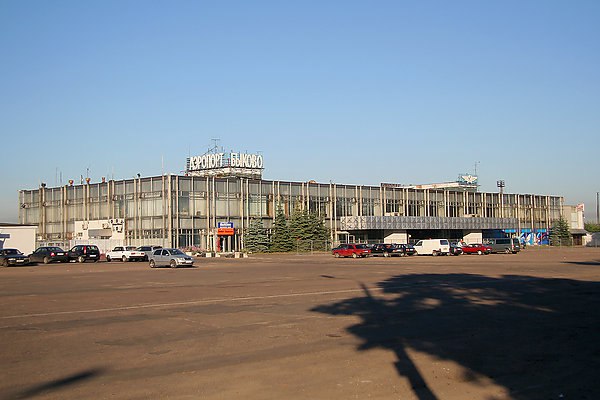 Бывший аэродром Быково в Раменском выставят на торги Неиспользуемое федеральное имущество бывшего аэропорта Быково в Раменском округе Подмосковья выставят на торги Как отмечают в Министерстве имущественных отношений Московской области объект благодаря своему расположению обладает высоким потенциалом для реализации инвестиционных проектов Об этом сообщает ТАСС Мы считаем необходимым привлекать инвестиции и повышать эффективность использования государственных активов Поэтому руководство области совместно с федеральными органами пришло к выводу что аэропорт Быково закрытый более 15 лет назад целесообразно представить вниманию потенциальных инвесторов Продажа запланирована на ближайшие два года Мы рассчитываем привлечь крупные вложения и обеспечить эффективное использование площадей бывшей воздушной гавани способствуя развитию инвестиционной активности региона заявил вице губернатор Московской области Владимир Локтев aviaru net n289642