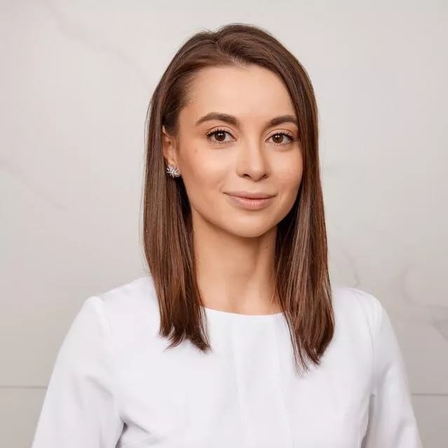 Хирург Екатерина Лонская осужденная на 11 месяцев колонии поселения за неудачную операцию жене раввина Александра Бороды уже около месяца работает в зоне СВО сообщила ее адвокат По ее словам контракт с Минобороны предполагает освобождение от наказания как основного так и дополнительного Подписаться на РИА Новости