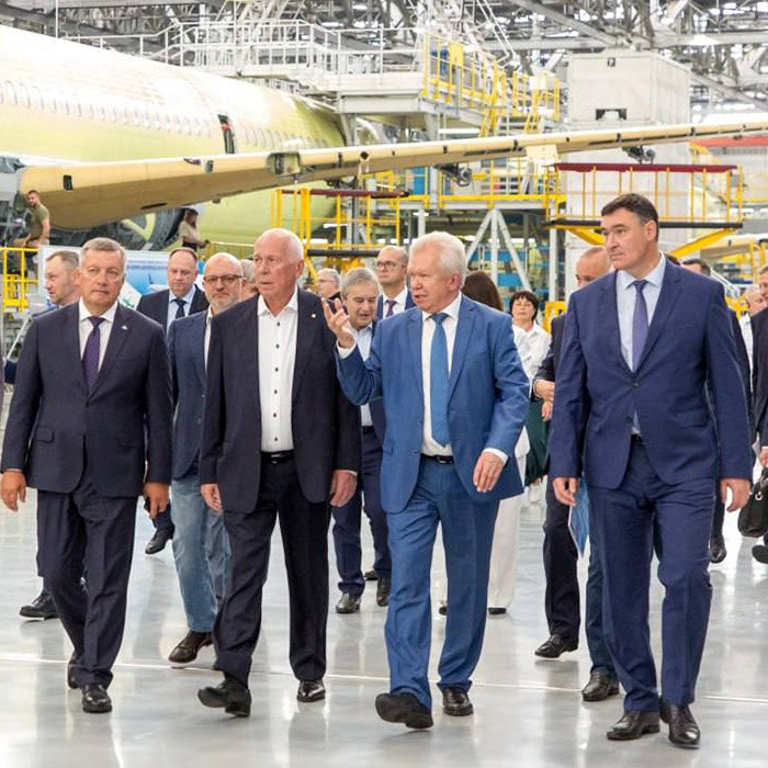 Мэр Иркутска назвал основные направления развития Иркутска-2  Руслан Болотов рассказал об этом генеральному директору госкорпорации «Ростех» Сергею Чемезову. Рабочая встреча состоялась в ходе совместного посещения Иркутского авиазавода.  – Один из актуальных вопросов – обустройство парковок для удобства работников завода. На улице Новаторов делаем их в три этапа. В 2024-м было создано 228 машиномест, в текущем и следующем годах планируем ввести в эксплуатацию еще 835. Другое важное решение – увеличение количества автобусов, которые обслуживают маршруты, следующие из разных районов города до ИАЗ, – пояснил Болотов.  В этом году в Иркутске-2 планируется обустройство спортивной площадки на территории школы № 34, детской площадки на улице Просвещения, 30, 32, 34. Также проводится капитальная модернизация пищеблока гимназии № 3. Полностью реконструируют хоккейный корт на улице Украинской, 3. Планируется строительство детсада на 110 мест на улице Авиастроителей, 49.  В заключение встречи с Чемезовым Руслан Болотов подчеркнул, что муниципалитет заинтересован в расширении производства авиазавода.