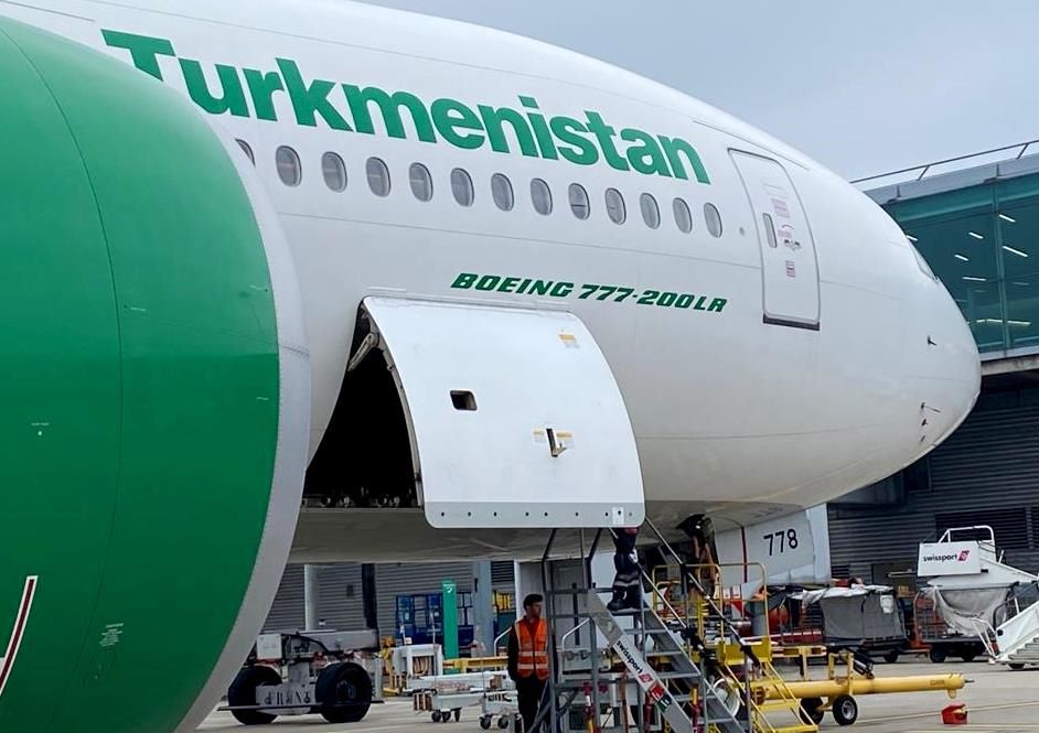Turkmenistan Airlines опять отменяет рейсы в Москву  Приостановка полетной программы по направлению Москва-Ашхабад-Москва произойдет с 1 июня. Когда рейсы возобновятся, перевозчик не сообщает. О причинах отмены рейсов также информации нет.  Взамен отмененных рейсов из Москвы пассажирами предлагают лететь в Ашхабад из столицы Татарстана, в связи с чем введены дополнительные рейсы Ашхабад-Казань-Ашхабад.   Пассажиры имеющие авиабилеты по направлению Ашхабад-Москва-Ашхабад будут автоматически пересажены на рейсы по направлению Ашхабад-Казань по следующему графику:  T5701 на рейс T5733  T5715 на рейс T5735  Со 2 по 14 июня  авиакомпания организует бесплатный наземный трансфер из аэропорта Казани в аэропорт Домодедово  Москва .   Пассажиры, имеющие авиабилеты по направлению Ашхабад-Москва-Ашхабад с периодом вылета с 15 июня по 25 октября будут автоматически пересажены на рейсы по направлению Ашхабад-Казань-Ашхабад.   Пассажиров, имеющих на руках авиабилеты по направлению Москва-Ашхабад в период с 1 по 14 июня просят связаться с агентом, у которых был куплен билета для уточнения деталей по рейсу.  В последний раз Turkmenistan Airlines отменяла рейсы в Москву с 31 марта по 30 апреля. До этого полеты были отменены также на месяц с 30 декабря прошлого года.