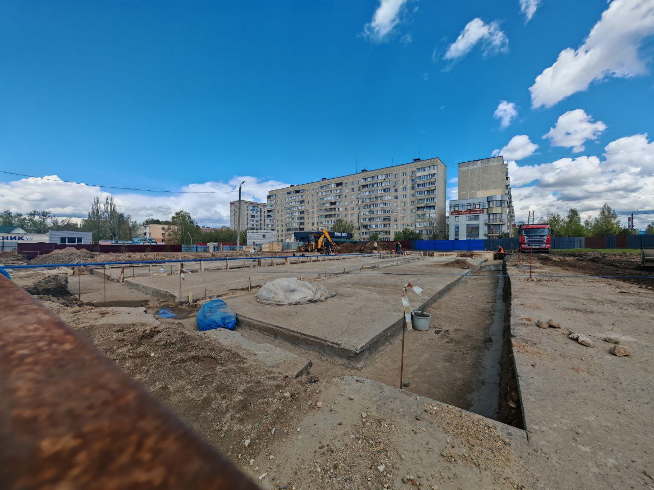  Важный спортивный объект появится в микрорайоне Давыдовский. Силами подрядчиков строим на улице Индустриальной напротив ТЦ «Авокадо» модульный плавательный бассейн. Основные средства на его возведение привлечены из федерального бюджета при содействии губернатора Сергея Ситникова. Работы на площадке стартовали в середине апреля. К ним привлечены два подрядчика. С организацией «Проммодульизготовление» из Москвы заключен контракт на поставку необходимого оборудования и монтаж самого модульного бассейна. Второй подрядчик будет готовить площадку. Также специалисты проведут благоустройство территории после завершения всех основных работ. Сейчас бригады ведут устройство бетонного основания, устанавливают колодцы для приема коммуникаций. Идет поставка комплектующих модулей на склады Костромы. В этом году задача подрядчиков собрать коробку. В следующем – провести благоустройство. Рассчитываем, что следующим летом костромичи начнут посещать новый объект. Место выбрано очень удачно – это центр микрорайона с достаточно плотной застройкой. В год здесь могут заниматься более 160 тысяч человек. Бассейн также станет еще одной площадкой для реализации программы по обучению детей плаванию. Она создана и действует в регионе по инициативе губернатора, чтобы юные костромичи учились держаться на воде с самого раннего возраста.