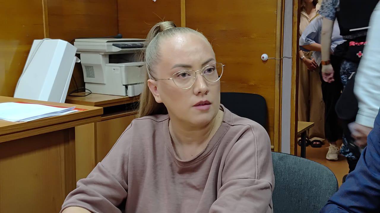 Блогершу Уланову из Екатеринбурга отправили под домашний арест до 1 сентября Напомним, Екатерину Уланову обвиняют в мошенничестве в особо крупном размере. По информации 4 канала, количество пострадавших покупателей увеличилось до 1500 человек два года назад сообщалось о 900 , правда, данные о числе пострадавших в СМИ разнятся. В 2023 году покупатели онлайн-магазина «Уланова Бюро» массово пожаловались на то, что месяцами не могли получить заказанные товары, а также не могли оформить возврат денег. Магазин выставлял по очень низким ценам айфоны, различную электронику и косметику. В том же году на предпринимательницу возбудили уголовное дело по статье о мошенничестве. Также был подан коллективный иск от многочисленных потребителей к слову, к групповому иску просил присоединиться Роспотребнадзор . Судя по кадрам из здания суда, на заседание сегодня пришли десятки человек. Пострадавшие требовали поместить обвиняемую в СИЗО. В телеграм-канале «Уланова бюро. Уголовное дело» сейчас более 2 тысяч подписчиков. Авторы канала пишут о процессе и пострадавших покупателях. Меру пресечения Улановой сегодня изменил Верх-Исетский суд. «По версии органа предварительного расследования, Уланова, в отношении которой судом была избрана мера пресечения в виде подписки о невыезде и надлежащем поведении, продолжила заниматься преступной деятельностью, что свидетельствует о том, что избранная мера пресечения не обеспечивает ее надлежащее поведение <....> суд изменил в отношении Екатерины Улановой меру пресечения на домашний арест на срок по 1 сентября 2025 года», — сообщает прокуратура региона. Телеграм-канал Поддержать Подписаться Прислать новость 18+