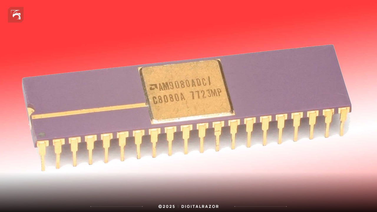Полвека назад вышел первый процессор AMD но не совсем AMD 50 лет назад именно 27 октября на конвейер поступил Am9080 первый микропроцессор компании AMD Чип примечателен не только самим фактом что это первый продукт AMD но и историей происхождения Это не собственная разработка а клон Intel 8080 созданный с помощью фотографий и предприимчивых инженеров Xerox которые решили себе обеспечить безбедную пенсию С этого полулегального старта и началась история красных Весьма необычно что клон оказался быстрее оригинала а вместо судов тюрем Intel заключила с AMD партнёрство которое обогатило обе компании С Am9080 деньги потекли рекой AMD закрепилась на рынке и понеслось История со шпионским привкусом в полной версии Там же пара слов о маржинальности на зависть кокаину а ещё ссылки на наши роскошные истории AMD и Intel DigitalRazor digitalrazor news