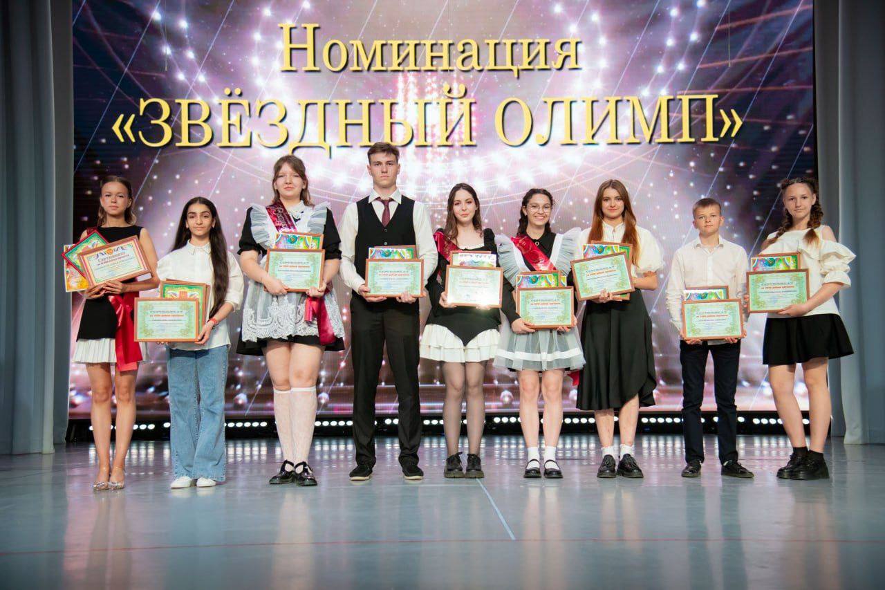 Умницы и умники Прикумья получили заслуженные награды  В Доме культуры г. Будённовска прошла церемония чествования талантливых школьников «Россыпь звёзд-2025».  Награждали ребят в восьми номинациях. Победители и призёры олимпиад всероссийского и регионального этапов получили грант главы округа.  Также наград были удостоены юные экологи, спортсмены и творческие школьники, волонтёры и лидеры Прикумья, воспитанники учреждений дополнительного образования, достигшие успехов в интеллектуальных состязаниях, патриотических акциях. Все они награждены ценными подарками и грамотами.  Чествование номинантов сопровождалось танцевальными и вокальными номерами в исполнении таких же талантливых сверстников.  Поздравляем победителей и их наставников! Желаем дальнейших успехов и достижения поставленных целей.  Фото: пресс-служба АБМО.