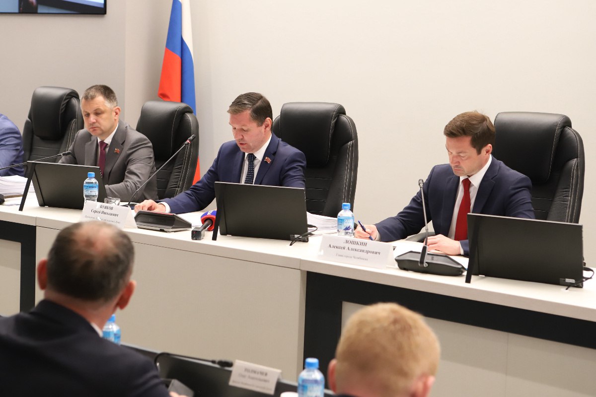 Поселки Пригородный и Западный вошли в состав Челябинского городского округа Два поселка Сосновского района - Пригородный и Западный - вошли в состав областного центра. Соответствующие изменения в Устав Челябинска приняли на заседании депутаты Гордумы. С инициативой по расширению Челябинска в декабре 2024 года выступил губернатор Алексей Текслер. Новых депутатов от этих территорий избирать не будут. Каждой фракции рекомендовано самостоятельно определить представителей для работы в поселках Западный и Пригородный из числа депутатов по единому округу.