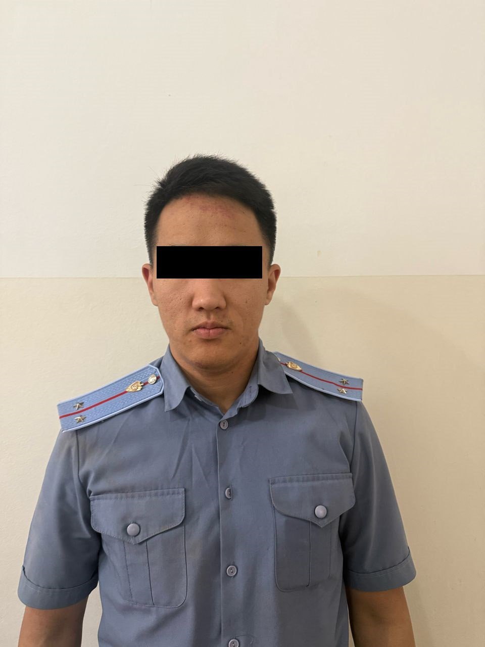 За вымогательство взятки задержан следователь УВД Первомайского района ГКНБ сообщает, что 2 мая задержан лейтенант милиции А.А. По их данным, задержанный требовал 50 тысяч сомов за непринятие мер к возбуждению уголовного дела в отношении гражданина. Сотрудники ГКНБ совместно со службой внутренних расследований МВД поймали подозреваемого с поличным при получении указанной суммы. Он водворен в ИВС СИЗО ГКНБ. Проводится досудебное расследование.