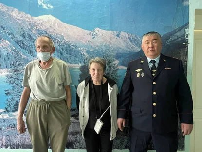 В Бурятии полицейский спас супругов от гибели Инцидент произошел в селе Булык Джидинского района Ночью в дежурную часть поступил тревожный звонок 60 летний мужчина успел продиктовать только адрес а затем связь прервалась Старший лейтенант полиции Виталий Гармаев сразу же выехал на место Подъехав к дому он увидел в окнах тусклый свет и задымленность На настойчивый стук в дверь никто не откликался Тогда мужчина вскрыл входную дверь и ощутил едкий запах дыма Осмотрев жилище он обнаружил в печи тлеющие угли Открыв настежь окна и двери полицейский прошёл в комнату и нашёл хозяев без сознания 60 летнего мужчину и его 54 летнюю супругу рассказали в МВД Бурятии Полицейский вызвал медиков и помог перенести пострадавших в карету скорой помощи В больнице супругам оказали необходимую помощь Накануне Виталий навестил семью которая еще находится на лечении Спасённые супруги не скрывали своей благодарности Они признались что благодаря полицейскому у них появился второй день рождения Канал Ариг Ус в MAX