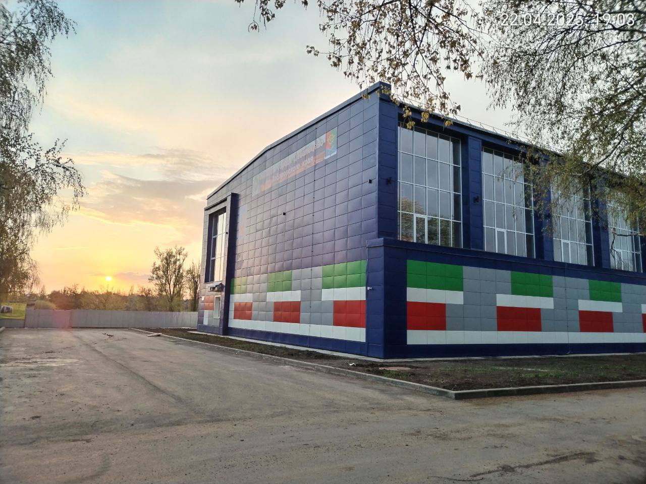 Бассейн ФСК «Локомотив» в Дебальцево полностью отремонтирован хабаровскими строителями. Спорткомплекс мы восстановили после того, как он был разрушен артобстрелом со стороны ВСУ. Самый важный объём работ сделан, и после небольшой подготовки юные дебальчане смогут возобновить тренировки! В импровизированной торжественной церемонии принял участие и.о. Председателя Правительства ДНР Андрей Чертков. В обновлённом бассейне на пять дорожек по 25 метров наши специалисты использовали самые современные стройматериалы, чтобы ребятам было максимально комфортно. Высокотехнологичное оборудование делает его удобным для занятий спортом и семейного отдыха. Как символ мира, добра и благополучия передал городу и республике от Хабаровского края оберег — икону Николая Чудотворца. Донбасс, мы — с вами!