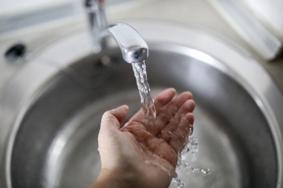 В Горловке сократят подачу воды «Увы, на данный момент ситуация с водоснабжением складывается таким образом, что мы вынуждены сократить подачу воды на один час в сутки», — заявил мэр Иван Приходько. Он добавил, что из-за общего сокращения объема воды она может кое-где не доходить до верхних этажей. В связи с этим скорректируют график подвоза воды для нужд населения. Фото: Global Look Press Читать полностью Подписаться
