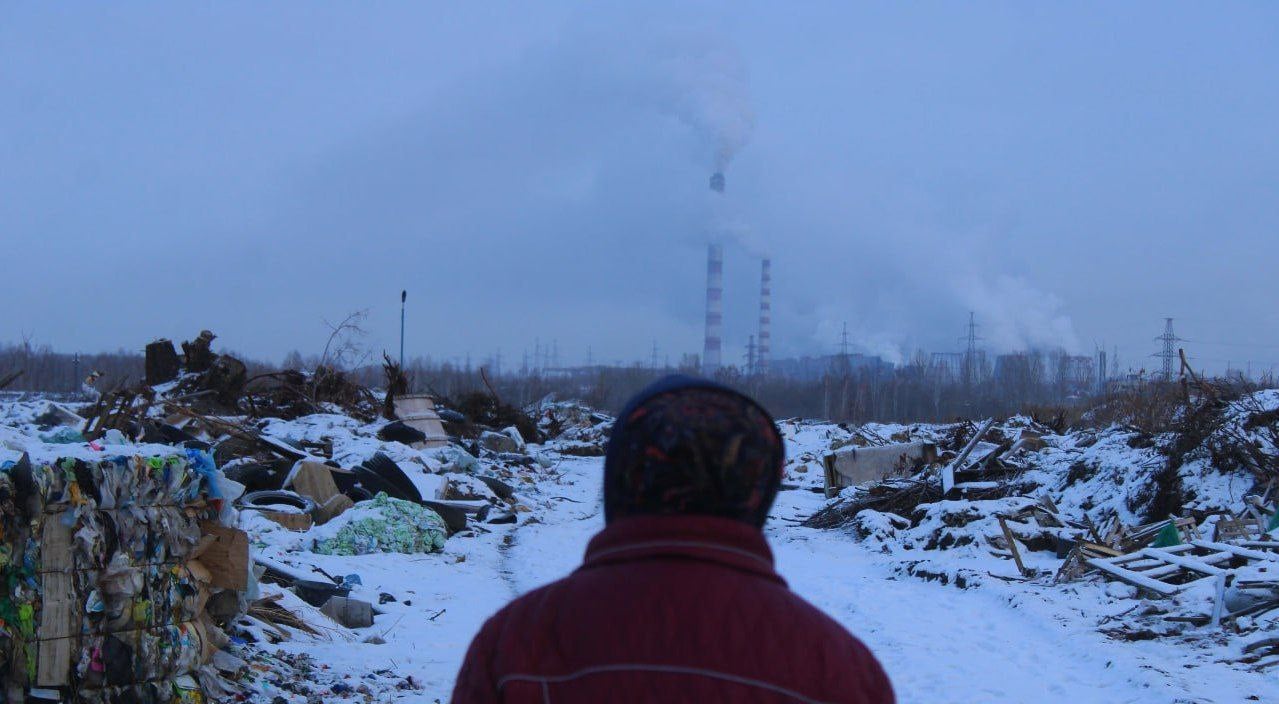 Перевод омских ТЭЦ на газ займёт минимум 4 года  Об этом в интервью «Коммерческим вестям» рассказал генеральный директор ТГК-11 Олег Хилько. По его словам, для подключения ТЭЦ-4 и ТЭЦ-5 к газу потребуется строительство нового магистрального газопровода и увеличение пропускной способности существующих труб. Газпром заявил, что нужный объём газа  может быть доступен не ранее 2028–2029 годов.  Кроме того, котлы на ТЭЦ изначально были запроектированы для работы на угле, поэтому их необходимо адаптировать под использование газа. Перестройка одного котла занимает от восьми до десяти месяцев и возможна только в межотопительный сезон, чтобы не прерывать подачу тепла и электроэнергии. Так что при наиболее оптимистичном сценарии перевод ТЭЦ-4 и ТЭЦ-5 на газ займёт три-четыре года, начиная с момента решения всех организационных вопросов и обеспечения инфраструктуры.  Подписаться \ Прислать новость