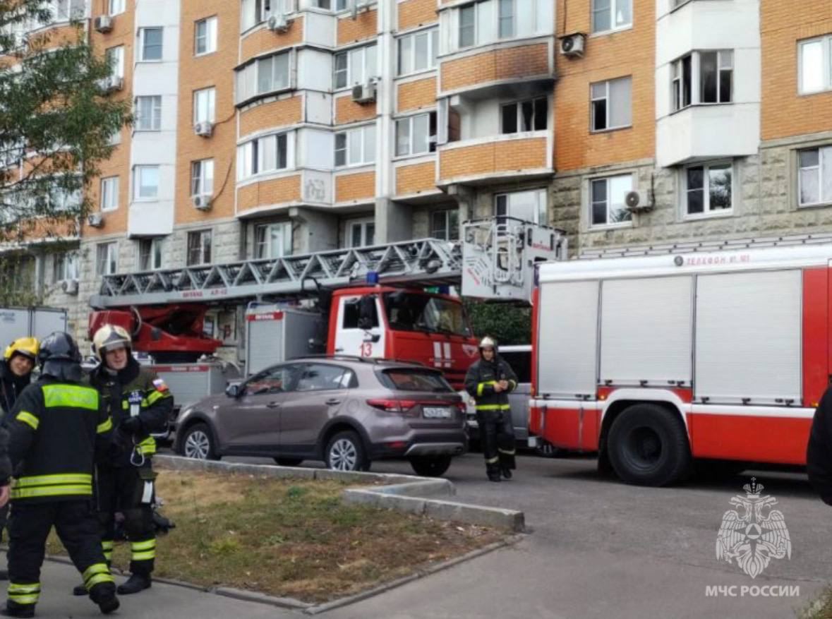 В пожаре на Талдомской улице погиб один человек, сообщает столичный МЧС.  В квартире на втором этаже 17-этажного дома загорелись личные вещи и мебель. Пожарные вынесли из горящего помещения двоих жильцов. Тело третьего было обнаружено без признаков жизни.  Пожар уже потушили на площади 10 «квадратов».    МЧС Москвы