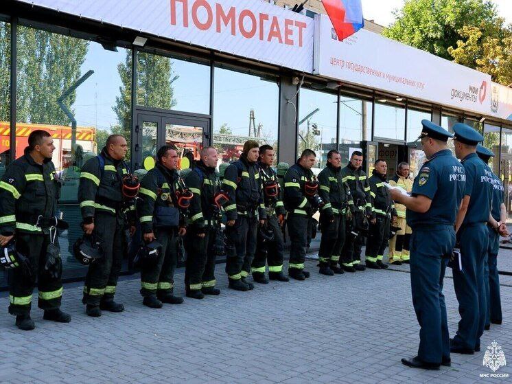 Спасатели Запорожской области отработали ликвидацию ЧС    В Мелитополе сотрудники МЧС России провели важные учения по действиям в случае пожара в здании с массовым пребыванием людей.    По сценарию, возгорание произошло из-за короткого замыкания электрооборудования.    Специалисты чрезвычайного ведомства успешно справились с ликвидацией условного очага возгорания и провели спасение пострадавшего!   ‍  В учениях приняли участие 11 сотрудников МЧС и 3 единицы специальной техники.    Эти мероприятия направлены на повышение готовности спасательных служб к оперативным действиям в чрезвычайных ситуациях.     Благодарим наших героев за профессионализм и готовность защищать жизни людей!  Новый Мелитополь подпишись