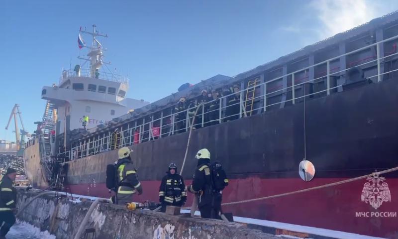 Пожарные Камчатки борются с огнем на судне в акватории Авачинской бухты На месте работают 45 спасателей и семь единиц техники   kamtoday ru news accidents pozharnye kamchatki boryutsya s ognem na sudne v akvatorii avachinskoy bukhty