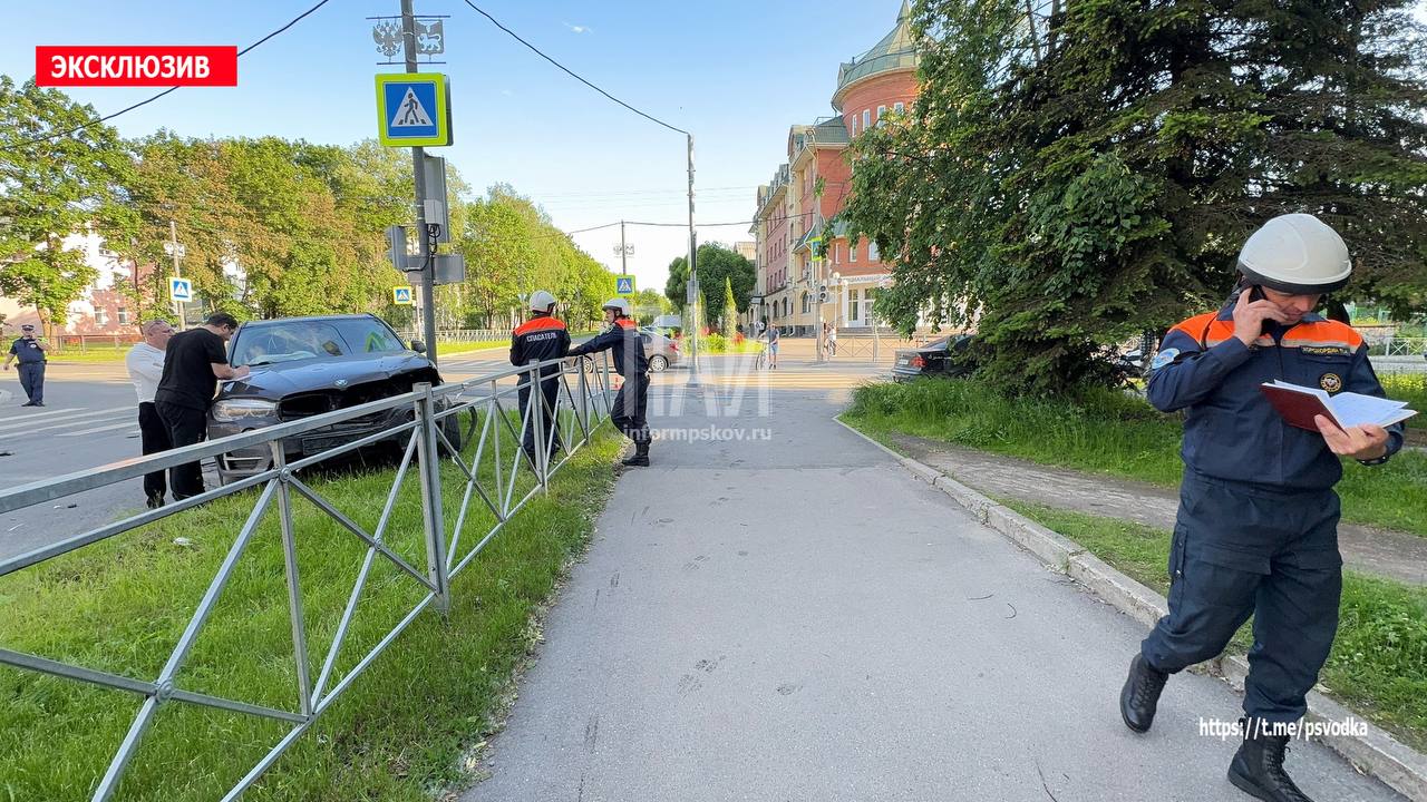 В Пскове на улице Петровской у дома 53 произошло столкновение внедорожника и легкового автомобиля марки BMW. В салоне легкового автомобиля находились трое пострадавших: трехмесячный младенец 2025 года рождения, шестилетний ребенок 2017 года рождения и их 23-летняя мать 2001 года рождения. Женщина и дети госпитализированы с различными травмами. На месте работают спасатели АСС, сотрудники ГАИ и бригада скорой помощи. В настоящее время состояние всех пострадавших уточняется.