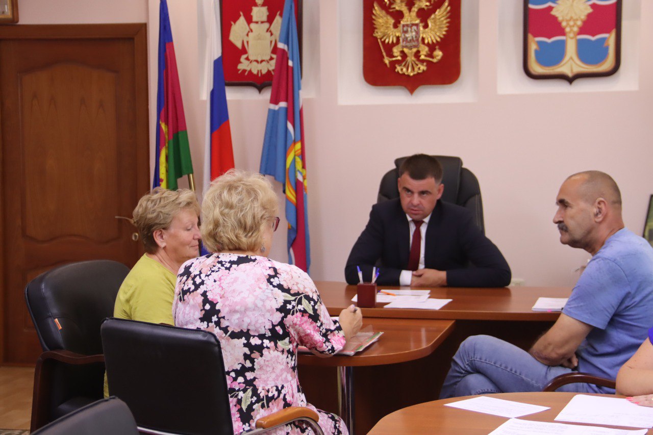 Провел очередной прием граждан, в рамках которого рассмотрел ряд вопросов касающихся земельных отношений. В большей их части урегулирование лежит в судебной плоскости, и администрация не имеет полномочий в их решении. Один вопрос касался перераспределения земельного участка, здесь при соблюдении всех норм закона препятствий никаких нет, поручил ответственным специалистам оказать консультативную помощь заявителям и принять соответствующее заявление. Многодетная мама обратилась с просьбой о помощи в получении земельного участка. Женщина является жительницей нашего района, собственного жилья не имеет, временно прописана у родственников. Заявление на предоставление земельного участка как многодетной она подавала до 2017 года и очередность свою не знает. По словам заявительницы, заявление подавалось в администрацию поселения, в каком году она не помнит, и не готова ответить был ли пакет документов полным. Поручил специалистам уточнить всю информацию, проверить наличие необходимого пакета документов, при его отсутствии оказать консультативную помощь в подготовке необходимой документации для постановки на очередь.