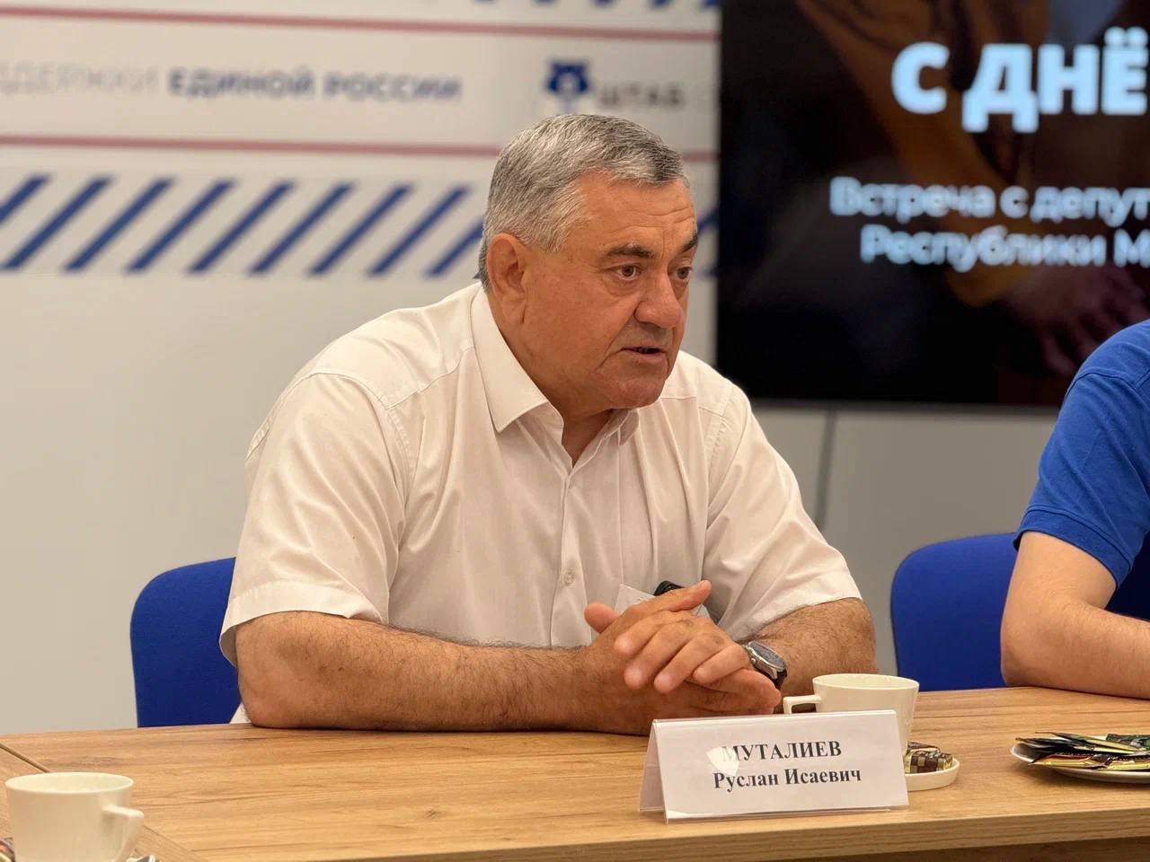 Накануне Дня строителя в Йошкар-Оле прошла встреча с депутатом Госсобрания Республики Марий Эл Русланом Муталиевым  В Штабе общественной поддержки «Единой России» собрались студенты колледжей и вузов, активисты «Молодой Гвардии» и молодые люди, заинтересованные в строительстве и лидерстве.    Руководитель «Молодой Гвардии» Артём Воронов подчеркнул важность диалога с профессионалами, влияющими на развитие региона. Основной темой встречи стали вызовы и перспективы строительной отрасли, а также кадровый потенциал. Участники задавали вопросы о рынке недвижимости, управлении проектами и качествах, необходимых для руководителей.    Руслан Муталиев отметил, что эффективность руководителя зависит не только от профессиональных навыков, но и от личных принципов.  Встреча прошла в формате открытого диалога, и молодёжь поблагодарила Муталиева за интересный разговор и возможность обсудить актуальные темы.