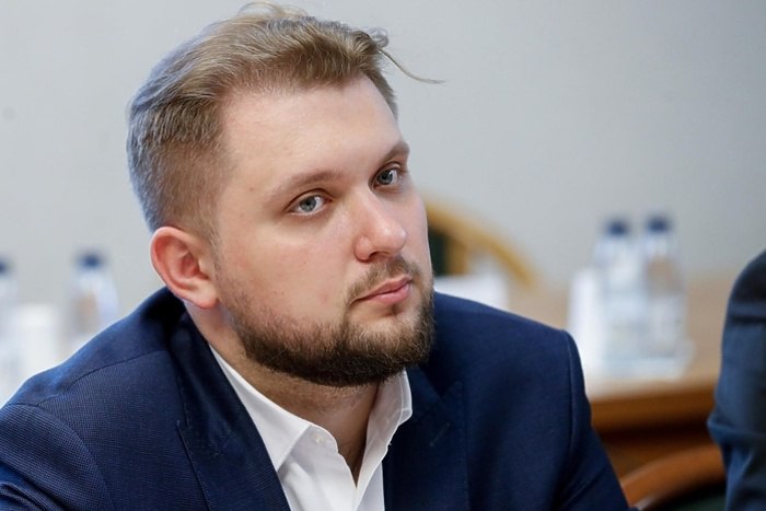 В Госдуме предложили автоматически отключать на Госуслугах часть аккаунтов Вице спикер Госдумы Борис Чернышов ЛДПР предложил автоматически отвязывать номер мобильного телефона от учетной записи на портале Госуслуги после окончания срока действия договора с оператором связи и деактивации номера Парламентарий отмечает что в настоящее время набирает распространение преступная схема основанная на эксплуатации цифрового разрыва граждане потеряв или сменив номер мобильного телефона SIM карту не отвязывают его от своего аккаунта на портале Госуслуги Новый владелец номера получив таким образом доступ к личному кабинету может использовать это в корыстных целях в том числе оформлять микрозаймы от имени потерпевшего отмечает Борис Чернышов Обращение с соответствующим предложением вице спикер Госдумы направил в адрес главы Минцифры РФ Максута Шадаева сообщает РИА Новости uralweb ru