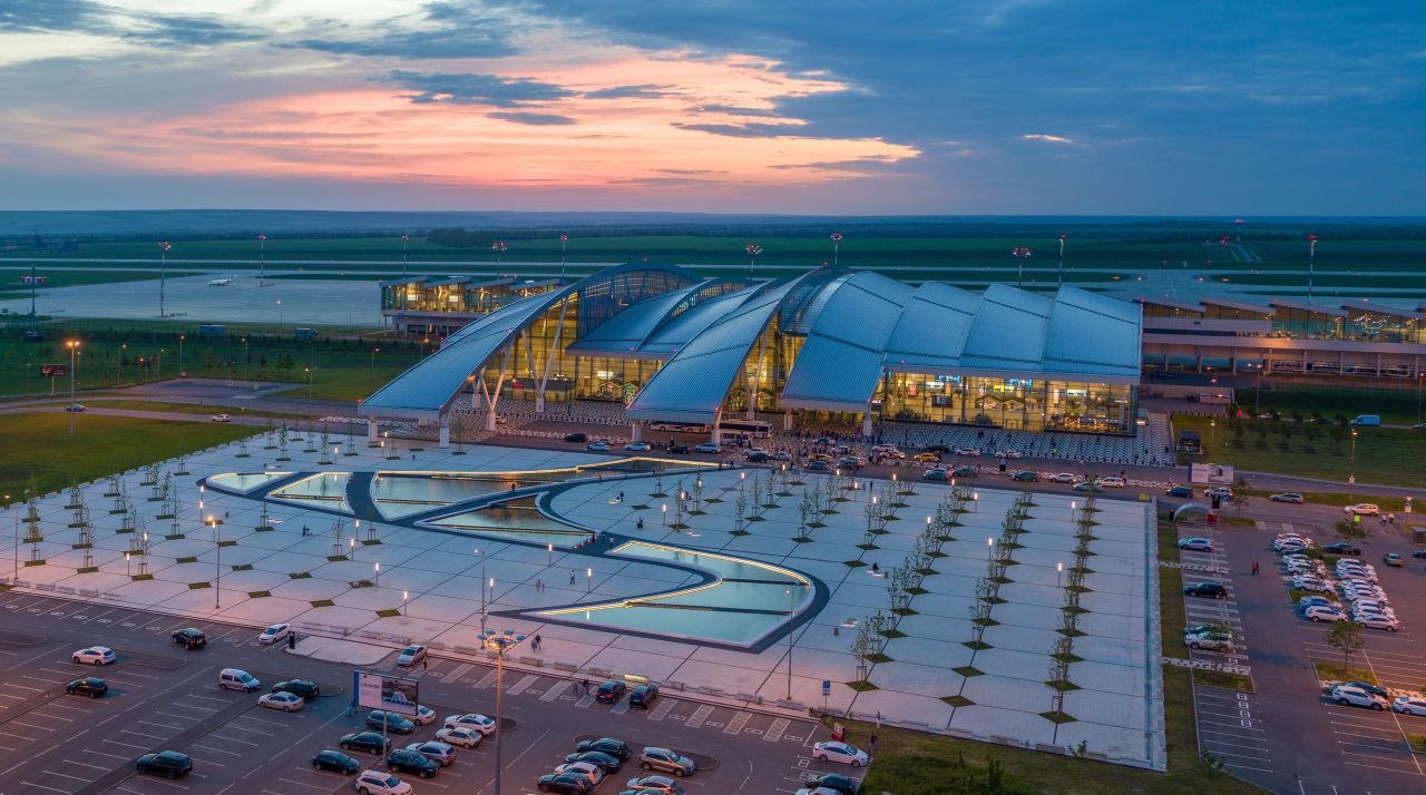 Губернатор Слюсарь сообщил что аэропорт Платов в Ростове может возобновить работу до конца 2025 года На встрече с представителями Беларуси он подчеркнул что для достижения этой цели прилагаются значительные усилия Открытие аэропорта будет способствовать укреплению сотрудничества между регионами облегчая деловые поездки и визиты Губернатор выразил надежду что это важное событие произойдет в ближайшие месяцы А теперь вспомните всех кто писал что мы распространяем фейки об открытии Платова Напомним что мы первые сообщили о скором открытии аэропорта в Ростове Подписаться на Privet Rostov ru ПРИВЕТ РОСТОВ в MAX