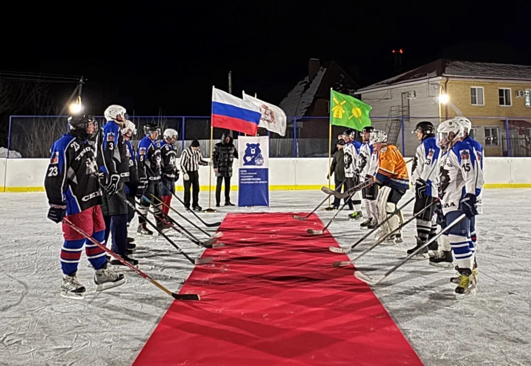 В Володарске торжественно открыли универсальную спортплощадку  За ее благоустройство в 2023 году в рамках рейтингового голосования проголосовали 7365 местных жителей.    Новый спортивный объект включает в себя оборудованную тренажерами зону воркаута, площадку для зимних игр, площадку для скейтбординга, игр в футбол и баскетбол.    Нижегородская Стрелка Z Подпишись