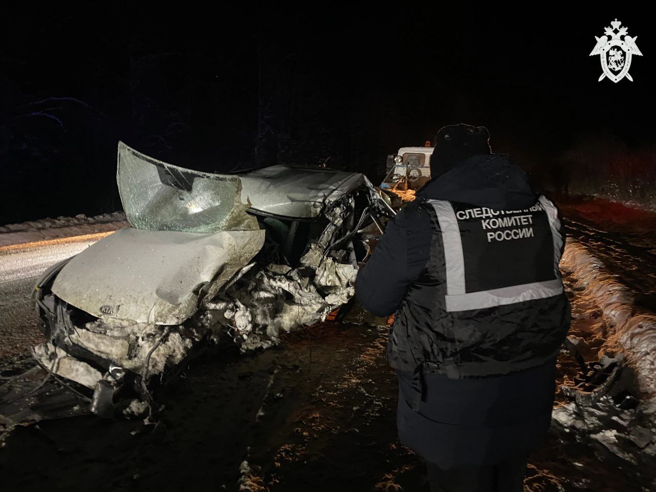 Стала известна причина гибели годовалой девочки в ДТП  Возбуждено уголовное дело по факту оказания услуг, не отвечающих требованиям безопасности, повлекших по неосторожности смерть годовалой девочки.  15 февраля в Куменском районе из-за технической неисправности прицеп грузовика Scania, перевозившего щебень, выехал на полосу встречного движения, где столкнулся с Kia Rio.  Ребенок погиб на месте, водитель и взрослый пассажир легкового автомобиля получили тяжелые травмы.