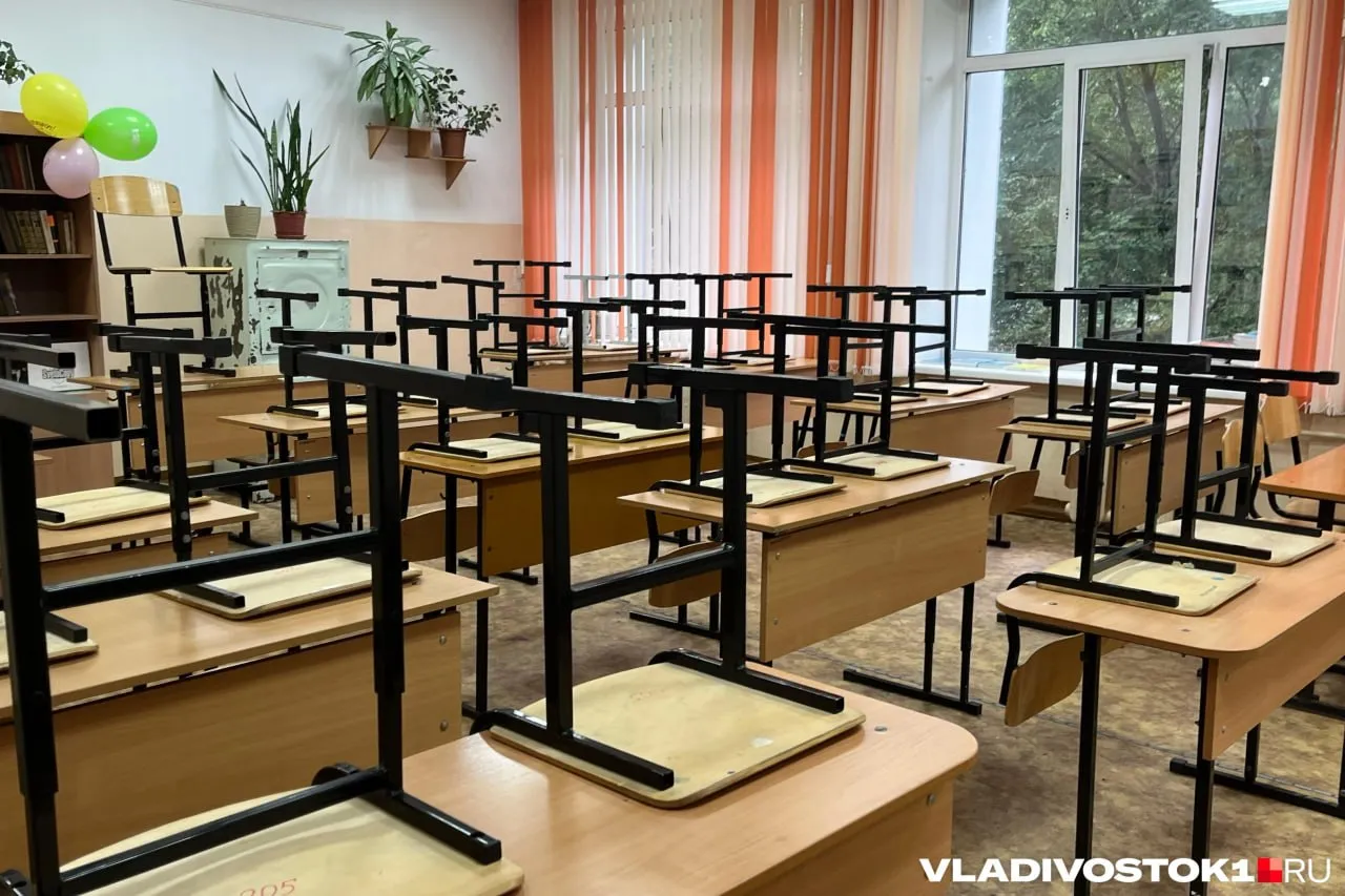 Новые полицейские классы появятся в школах 40 59 68 и 73 Владивостока планируется что обучение будет организовано для учащихся 10 х классов Соглашение между полицией мэрией и Дальневосточным юридическим институтом МВД России уже подписано В таких классах будет усиленная подготовка по профильным дисциплинам истории обществознанию русскому языку и акцент на физической подготовке При поступлении в образовательные организации системы МВД России ученики получат дополнительные баллы Сам проект направлен на повышение интереса школьников к деятельности органов внутренних дел Также в планах сформировать объективное представлений о полицейских профессиях замотивировать школьников поступать в вузы МВД и трудоустраиваться в органы правопорядка в будущем Со стороны МВД запланированы проведение презентаций семинаров мастер классов круглых столов и других профориентационных мероприятий Учебная программа в этих классах будет включать изучение истории структуры и функционирования российских органов внутренних дел Подписаться в MAX