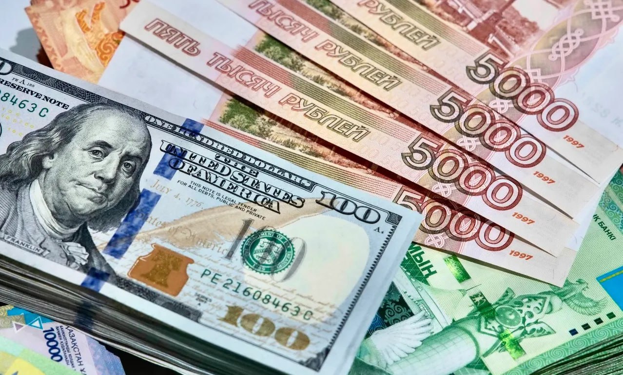 Совокупный внешний долг России в 2025 году увеличился на 30 млрд долларов Долг вырос на 10 4 и составил 319 8 млрд долларов сообщает ЦБ В четвертом квартале внешний долг увеличился на 11 7 млрд долларов или на 3 8 с 308 1 млрд долларов после увеличения за первые три квартала 2025 года на 18 3 млрд долларов или на 6 3 Как отметил регулятор динамика показателя определялась в основном положительной переоценкой обязательств прочих секторов и банковской системы в результате укрепления рубля а также привлечением долгового финансирования Внешние долговые обязательства ЦБ и банков выросли за год на 14 6 до 109 7 млрд долларов fatcat18