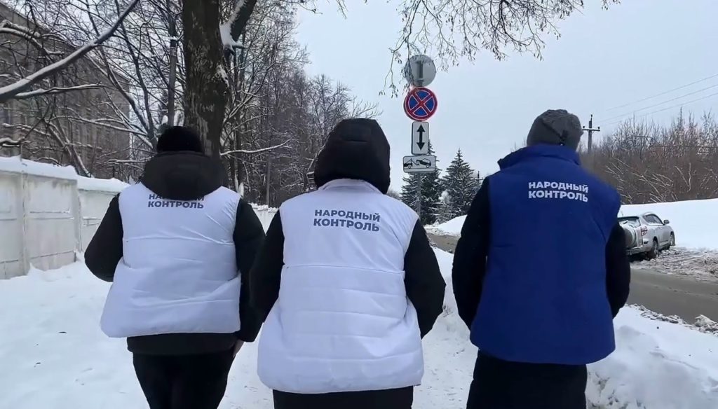 Народный контроль в Рязани проверил школьные маршруты Об этом в своем канале в МАХ сообщил глава региона Павел Малков Команда партии Единая Россия вместе с участниками программы ГЕРОИ62 сотрудниками УГИБДД и неравнодушными жителями проверила подходы к нескольким школам Рязани Как отметили проверяющие ребята которые учатся в рязанской школе 22 в Октябрьском городке идут на занятия через железнодорожный переезд безопасной альтернативы нет Остановка общественного транспорта расположена на перекрёстке и перекрывает обзор Пешеходный переход не оборудован лежачими полицейскими отсутствуют ограждения вдоль тротуара Путь у учащихся школы 43 на ул Есенина также вызывает нарекания здесь частично разрушен лежачий полицейский на пешеходном переходе Подходы к школе не очищены на тротуарах много наледи Также не убран снег на дороге к школе интернату Вера на ул Серёжина Гора Как отметил Народный контроль здесь тротуары и дорожки завалены снегом Все выявленные недостатки