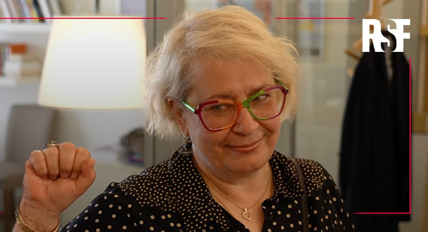 Кинокритик Екатерина Барабаш находится в Париже Тайно уехать из России журналистке помогли «Репортеры без границ». Об этом женщина рассказала на пресс-конференции в штаб-квартире организации. «Я сбежала — у меня не было другого выбора. Журналистики в России больше нет», — заявила Барабаш. 21 апреля пресс-служба ГУФСИН по Москве сообщила, что Екатерина Барабаш, находившаяся под домашним арестом, не явилась в суд. СМИ писали о том, что ее местоположение неизвестно. О том, что Барабаш находится «в безопасности», в конце апреля рассказал ее сын. В конце февраля Барабаш задержали в Москве, куда она вернулась после кинофестиваля Берлинале. Ей предъявили обвинение в распространении «фейков» про российскую армию из-за четырех постов в социальных сетях, которые были опубликованы в 2022-2023 годах. В апреле Минюст РФ объявил Екатерину Барабаш «иноагентом». Фото: Репортеры без границ Подписаться на «Новую-Европа»