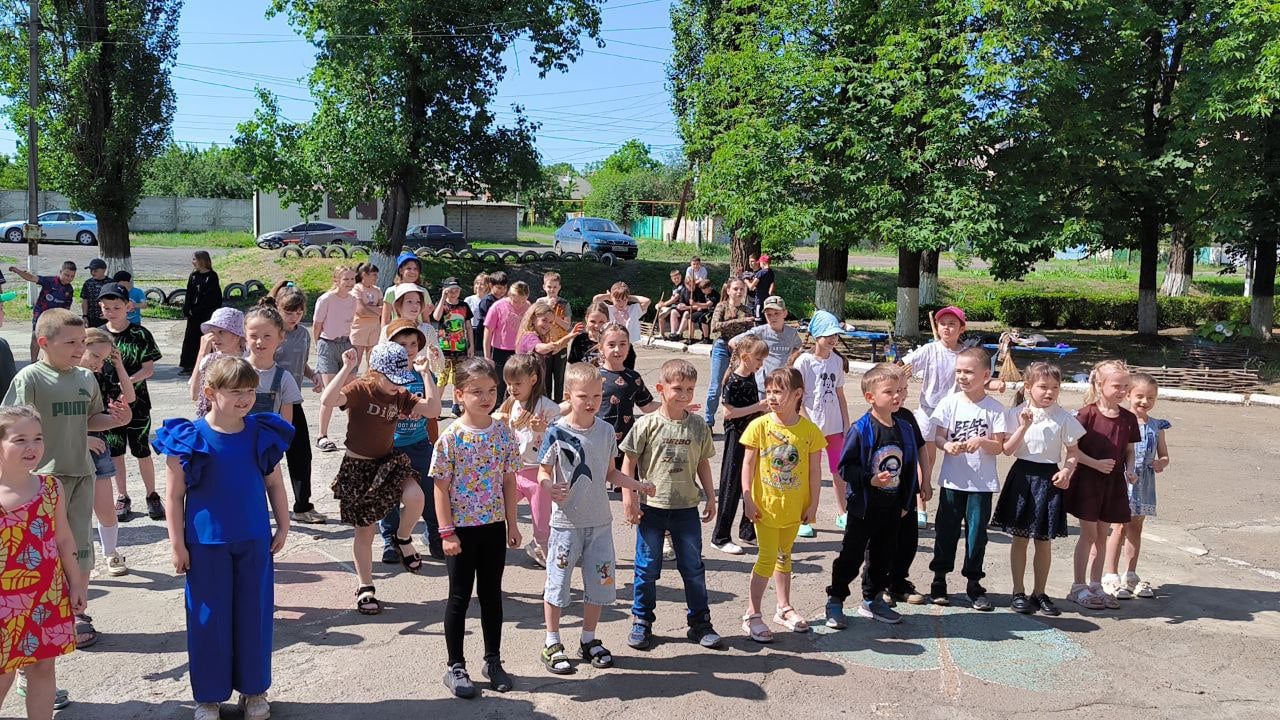 Сегодня в Ровеньковских школах состоялось открытие дневных тематических площадок. Это прекрасная возможность для ребят провести лето активно, интересно и полезно! Открытие началось с торжественных линеек, на которых школьников поздравили с началом лета и пожелали ребятам веселого отдыха и новых впечатлений. Дети рисовали на асфальте, играли в подвижные игры, отвечали на вопросы викторин, участвовали в веселых стартах. «Скучать ребятам не придется. Увлекательная и интересная программа пребывания на площадке не позволит детям грустить, наполнит их жизненной энергией и здоровьем. Все 14дней отдыха насыщены разнообразными мероприятиями», - поделились организаторы площадок.
