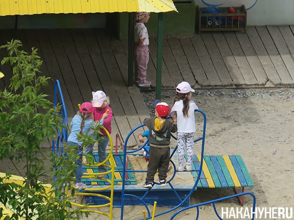 Детям россиян предложили дать приоритет перед мигрантами при приеме в детсады В прошлом году около 13 тыс. русских детей не смогли попасть в детские сады из-за мигрантов, и теперь ЛДПР намерена внести в Госдуму законопроект, по которому русские дети должны получить приоритет при приеме. Как говорится в пояснительной записке, в 2024 году в отдельных регионах количество детей-иностранцев в детских садах и школах доходило до 30–40%. Большинство прибывающих в Россию семей мигрантов являются многодетными, что дает им право первоочередного зачисления. Из-за этого россияне, у которых один или два ребенка, могут сталкиваться с трудностями в вопросах приема их детей в ближайший к месту жительства детский сад.