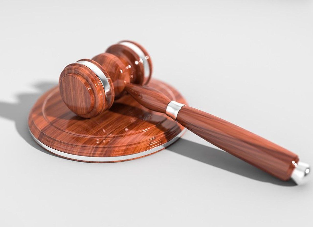 Во Владивостоке вынесли приговор 16 участникам сети подпольных казино Первомайский районный суд Владивостока признал виновными 16 человек причастных к масштабной организации незаконных азартных игр В течение восьми лет с августа 2016 по август 2024 года участники преступного сговора содержали игорные залы в помещениях на улицах Луговая Жигура Трамвайная и Спортивная Суммарный доход от нелегальной деятельности превысил 375 миллионов рубли Следствие установило что осужденные обеспечивали работу специализированной техники и программного обеспечения а также выполняли функции администраторов залов В качестве обеспечительной меры в ходе расследования был наложен арест на автомобили фигурантов общей стоимостью более 2 8 миллиона рубли Несмотря на особо крупный размер извлеченного дохода суд назначил участникам группы условные сроки от 2 до 3 лет лишения свободы с испытательными сроками от 2 до 3 лет 6 месяцев Прокуратура планирует изучить законность вынесенного решения и рассмотреть вопрос об апелляции в связи с мягкостью приговора Важно отметить что основное уголовное дело в отношении непосредственных организаторов преступного сообщества еще рассматривается судом поэтому арест на имущество фигурантов сохранен На данный момент приговор рядовым участникам сети в законную силу не вступил Deitaru