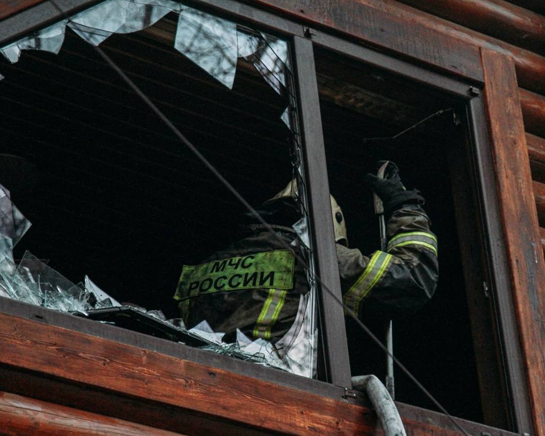 Женщина пострадала на пожаре в Севастополе.  Ночью загорелся частный деревянный дом, сообщает МЧС Севастополя.  Пострадавшую с ожогами и отравлением гарью доставили в больницу.         Наш чат